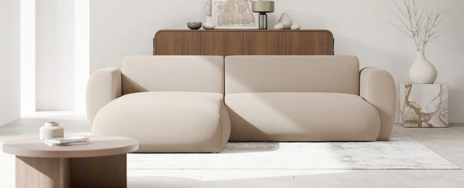 Salon z miękkim narożnikiem i okrągłym stołem w stylu polskiego designu
