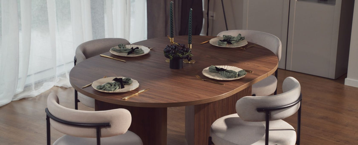 stół ovo w małym salonie z jadalnią