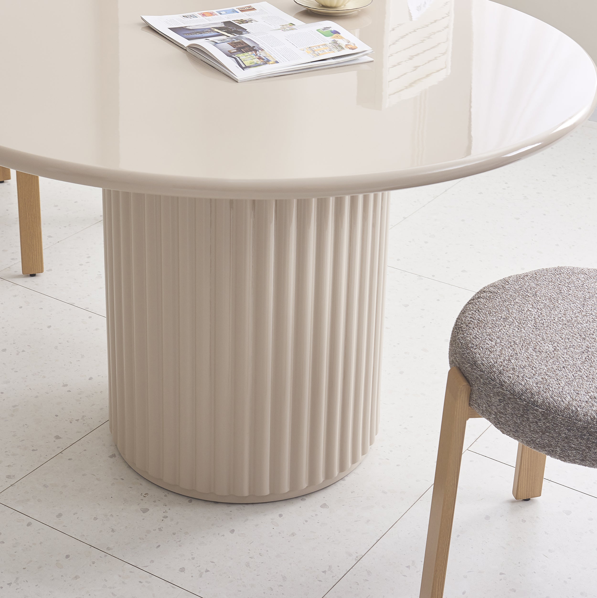 Stół okrągły do jadalni Prinise 120 cm taupe wysoki połysk