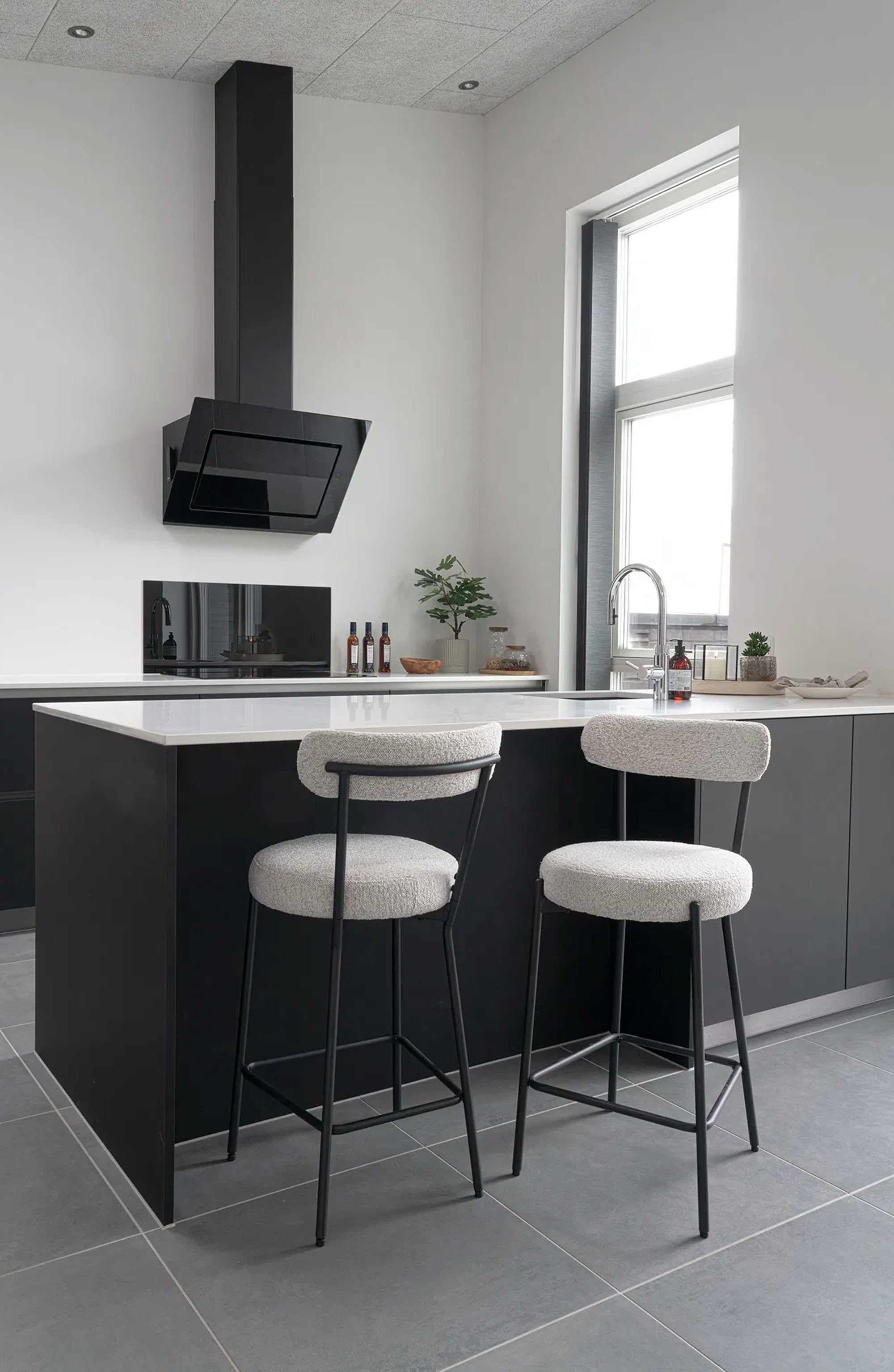 Hoker tapicerowany Holstelly w tkaninie boucle białe