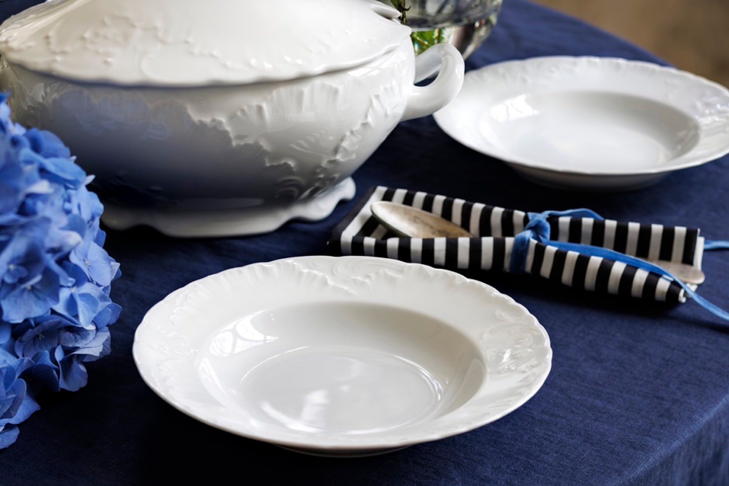 Zestaw talerzy porcelanowych dla 6 os. Rococo biały