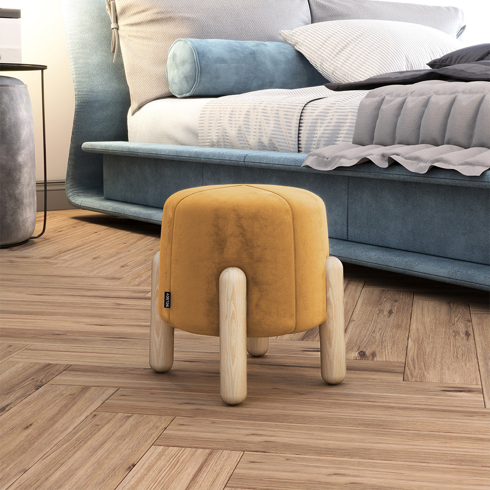 Stołek tapicerowany na drewnianych nóżkach Levine musztardowy