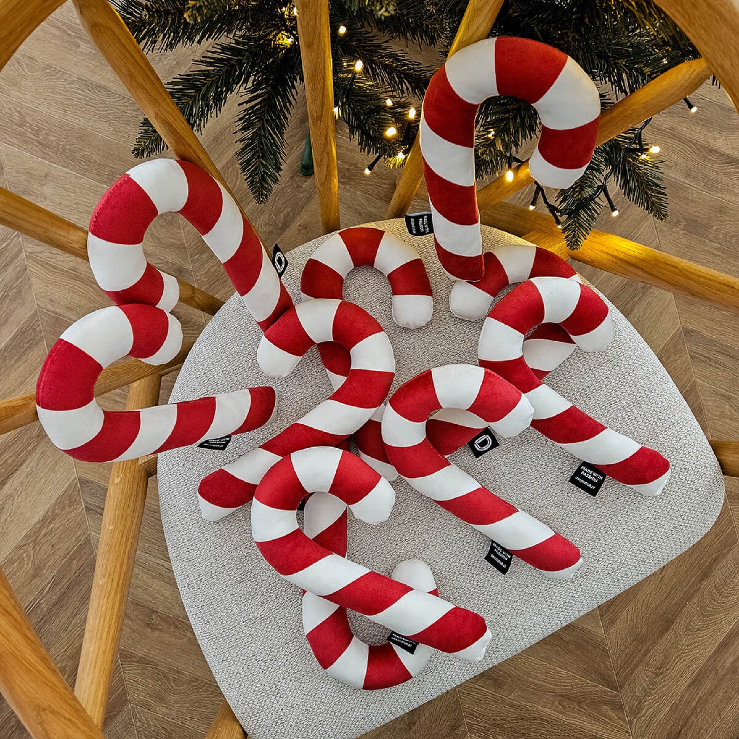 Poduszka XMAS 24 cm czerwona laska cukrowa