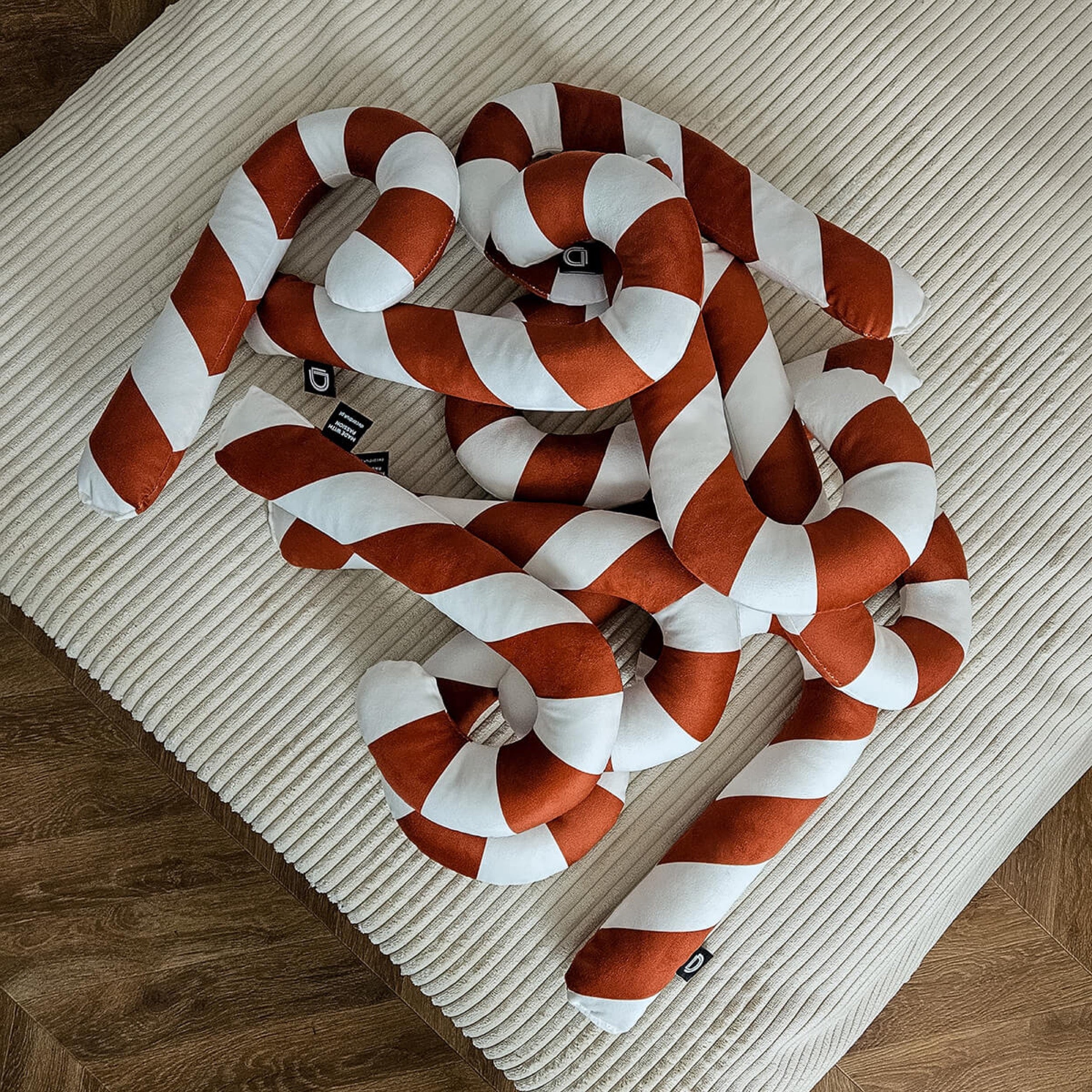 Poduszka XMAS 34 cm karmelowa laska cukrowa