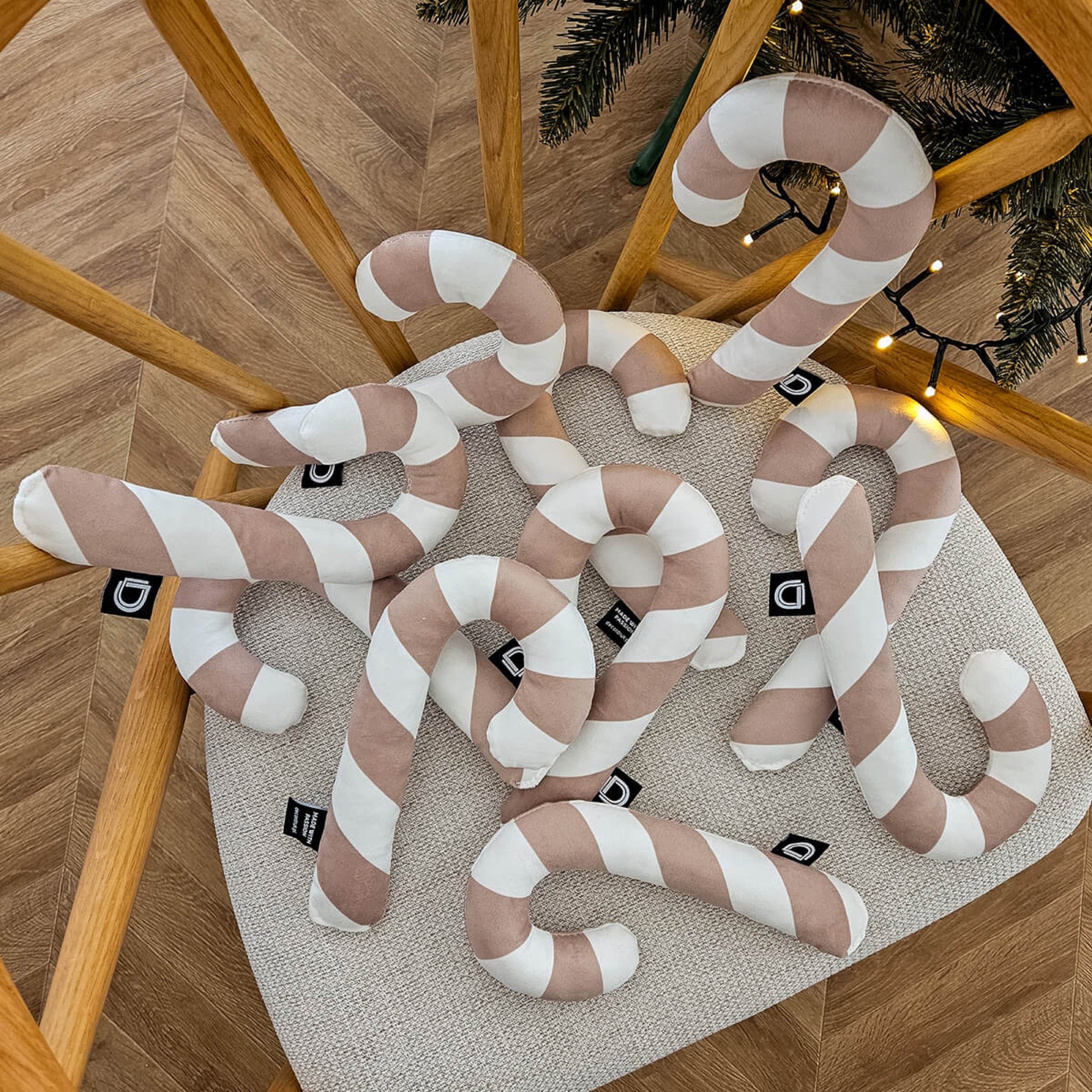Poduszka XMAS 24 cm piaskowa laska cukrowa