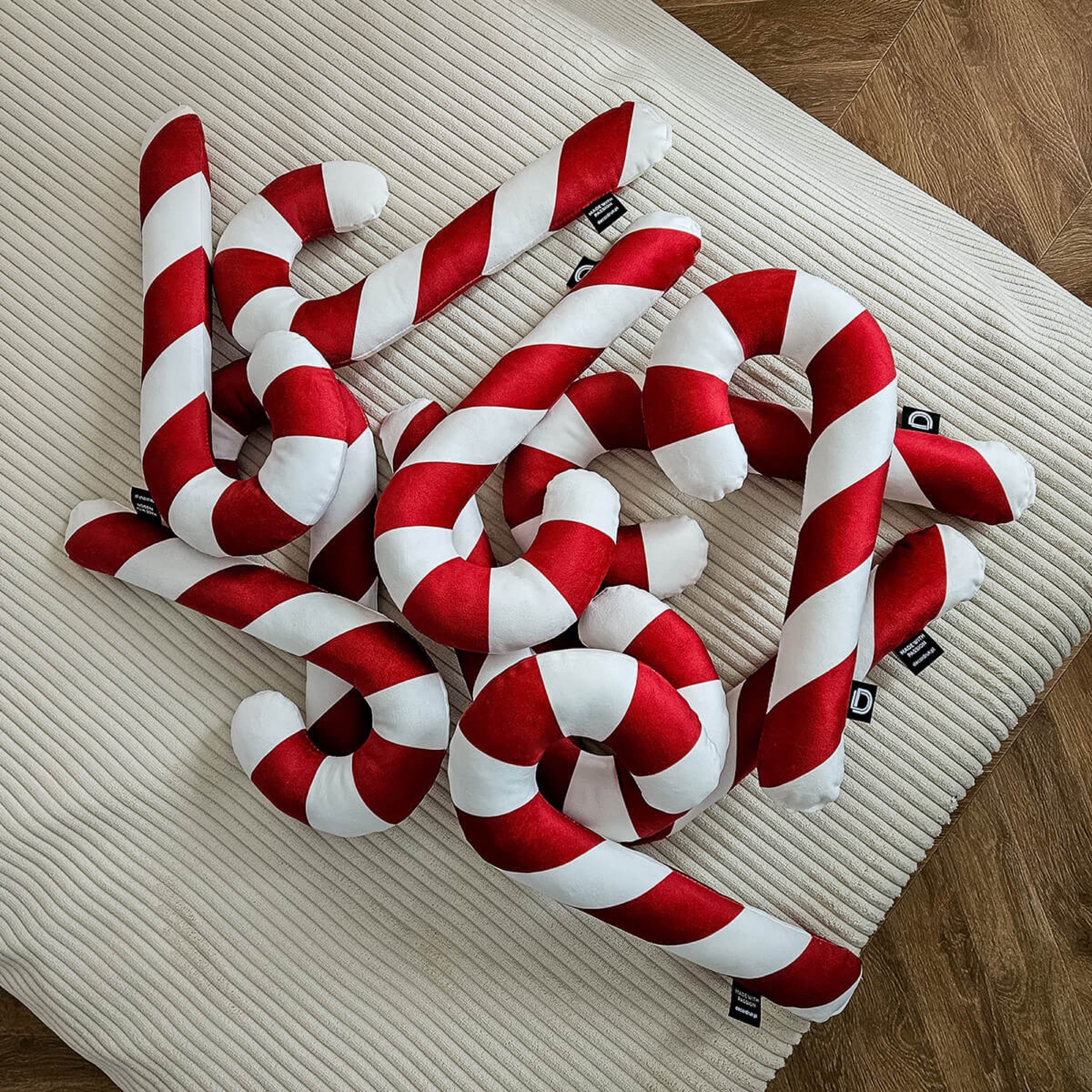Poduszka XMAS 34 cm czerwona laska cukrowa