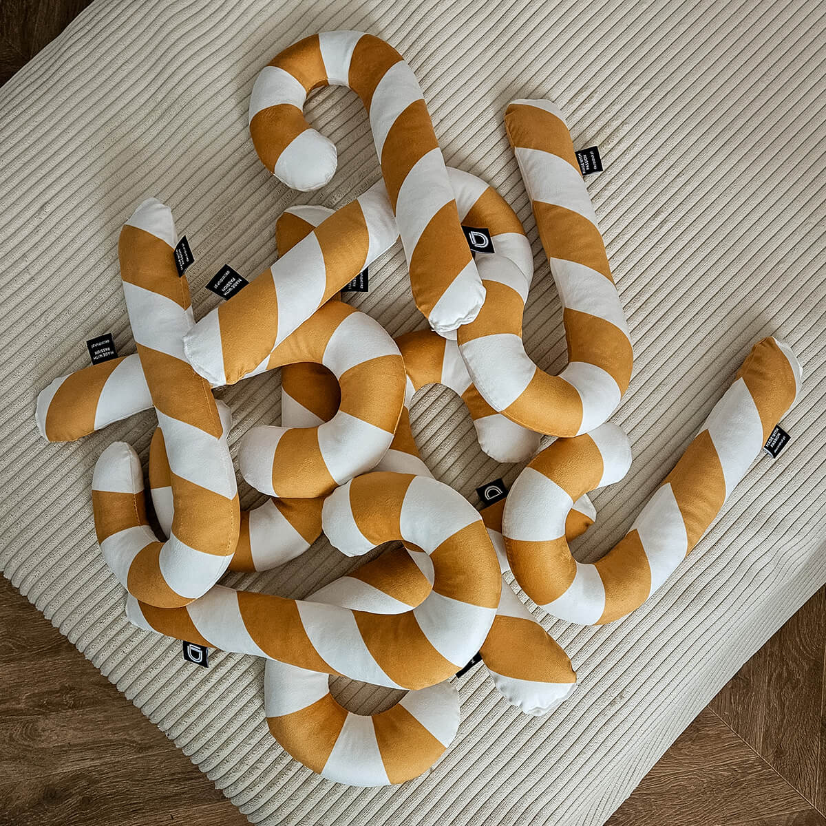 Poduszka XMAS 34 cm żółta laska cukrowa