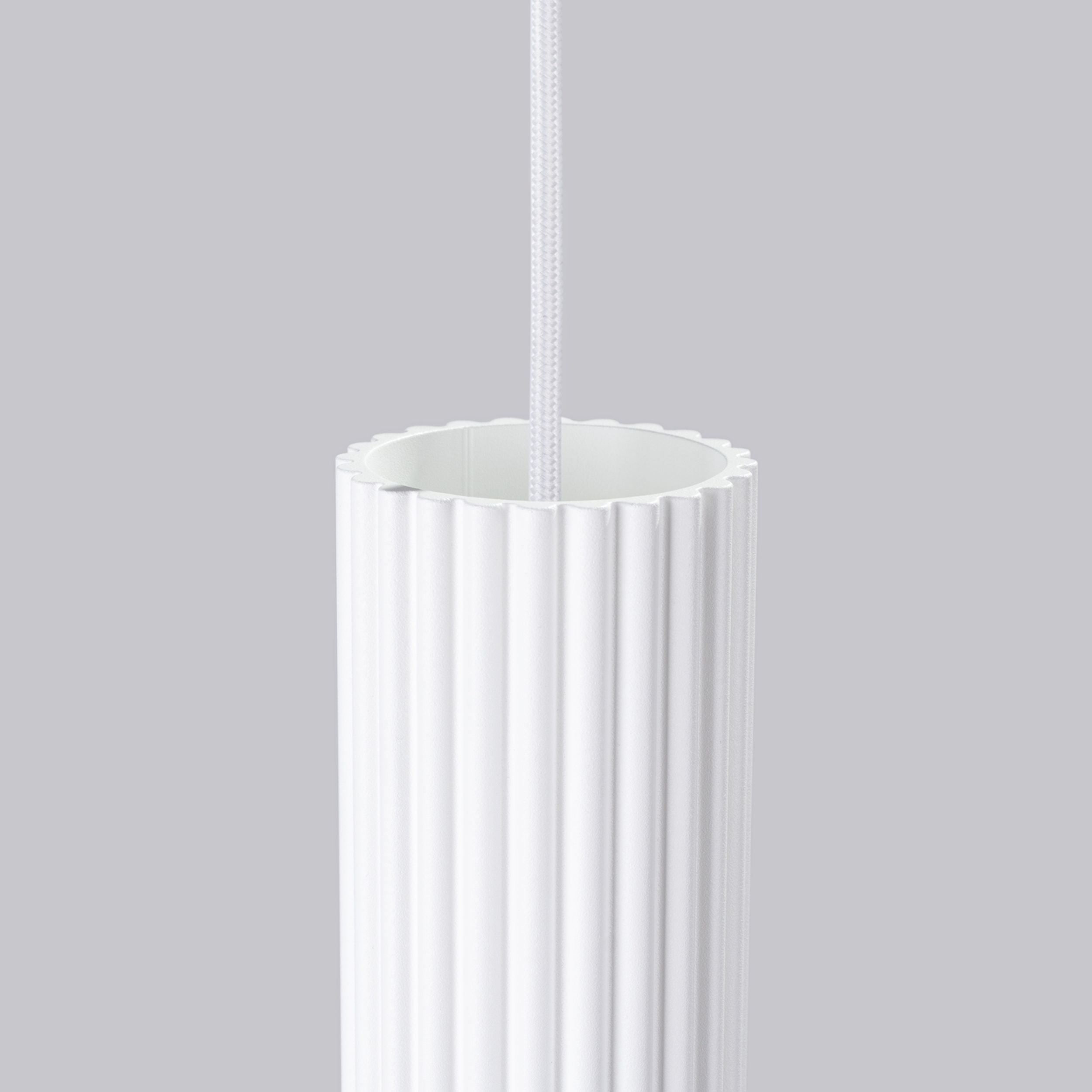 Lampa wisząca Karbon x3 biała na okrągłej podsufitce