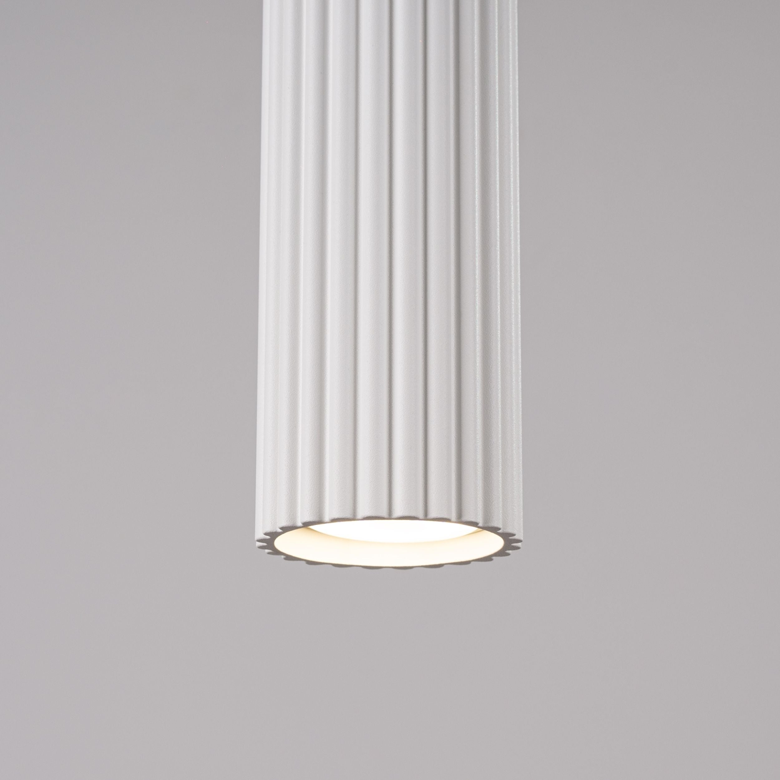 Lampa wisząca Karbon x3 biała na okrągłej podsufitce