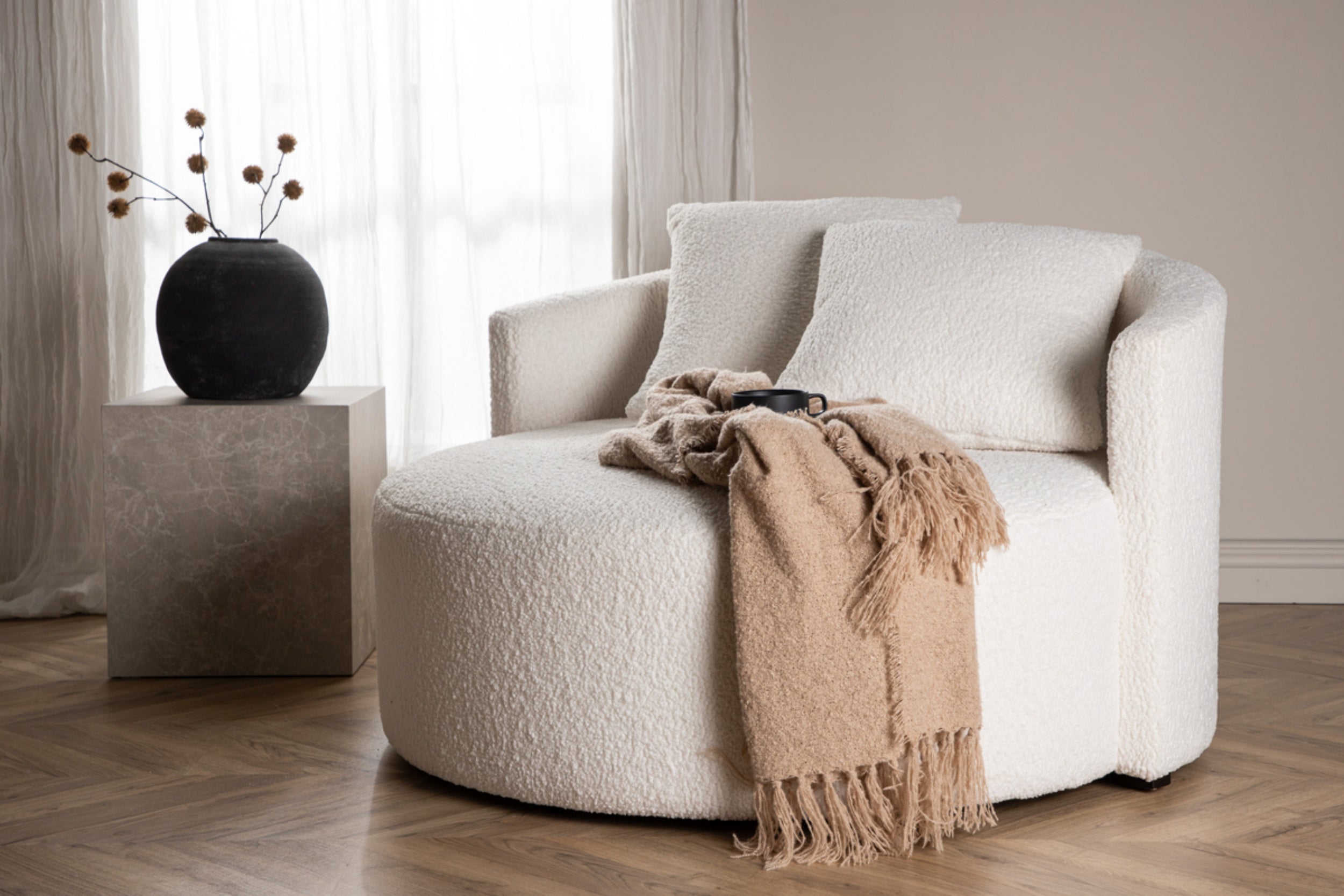 Sofa dwuosobowa Suppine biała w tkaninie boucle