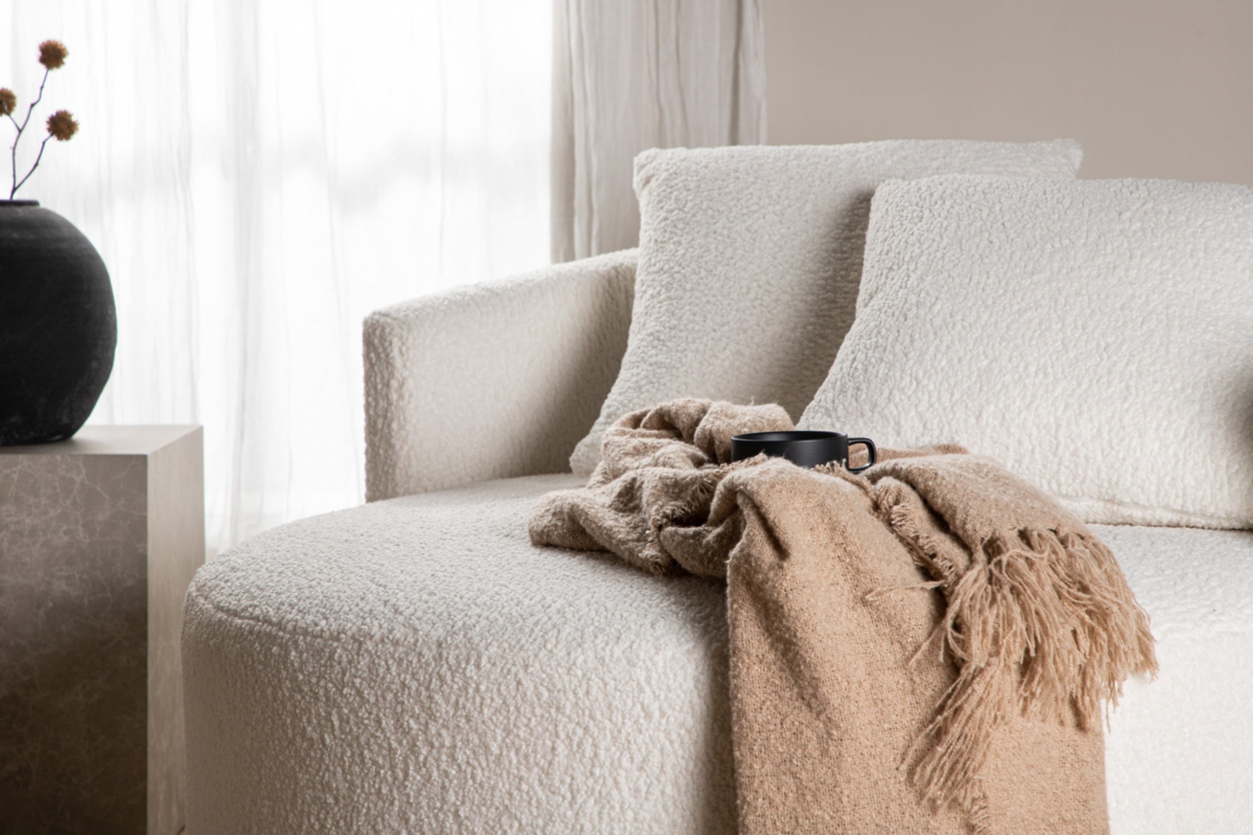 Sofa dwuosobowa Suppine biała w tkaninie boucle