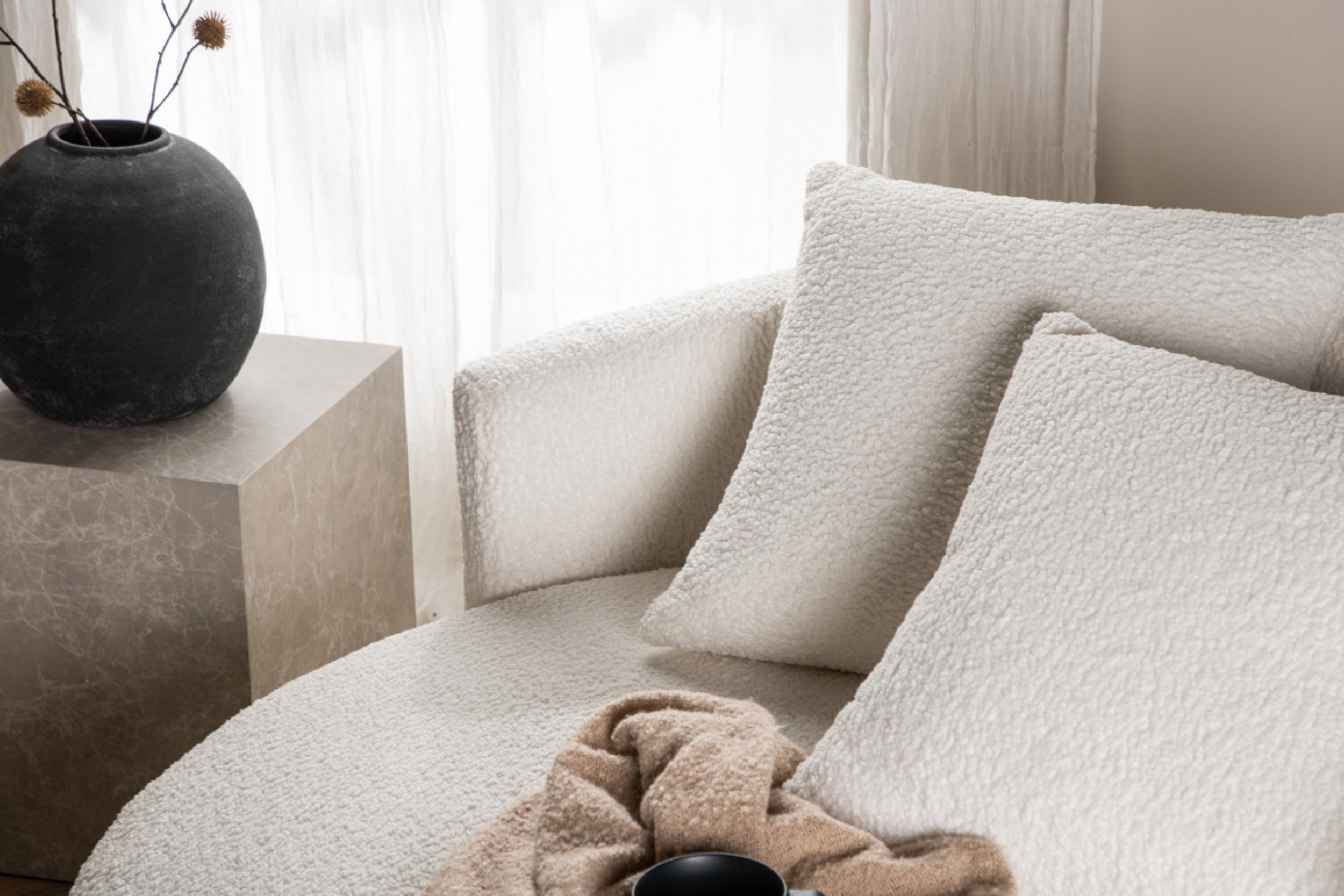 Sofa dwuosobowa Suppine biała w tkaninie boucle