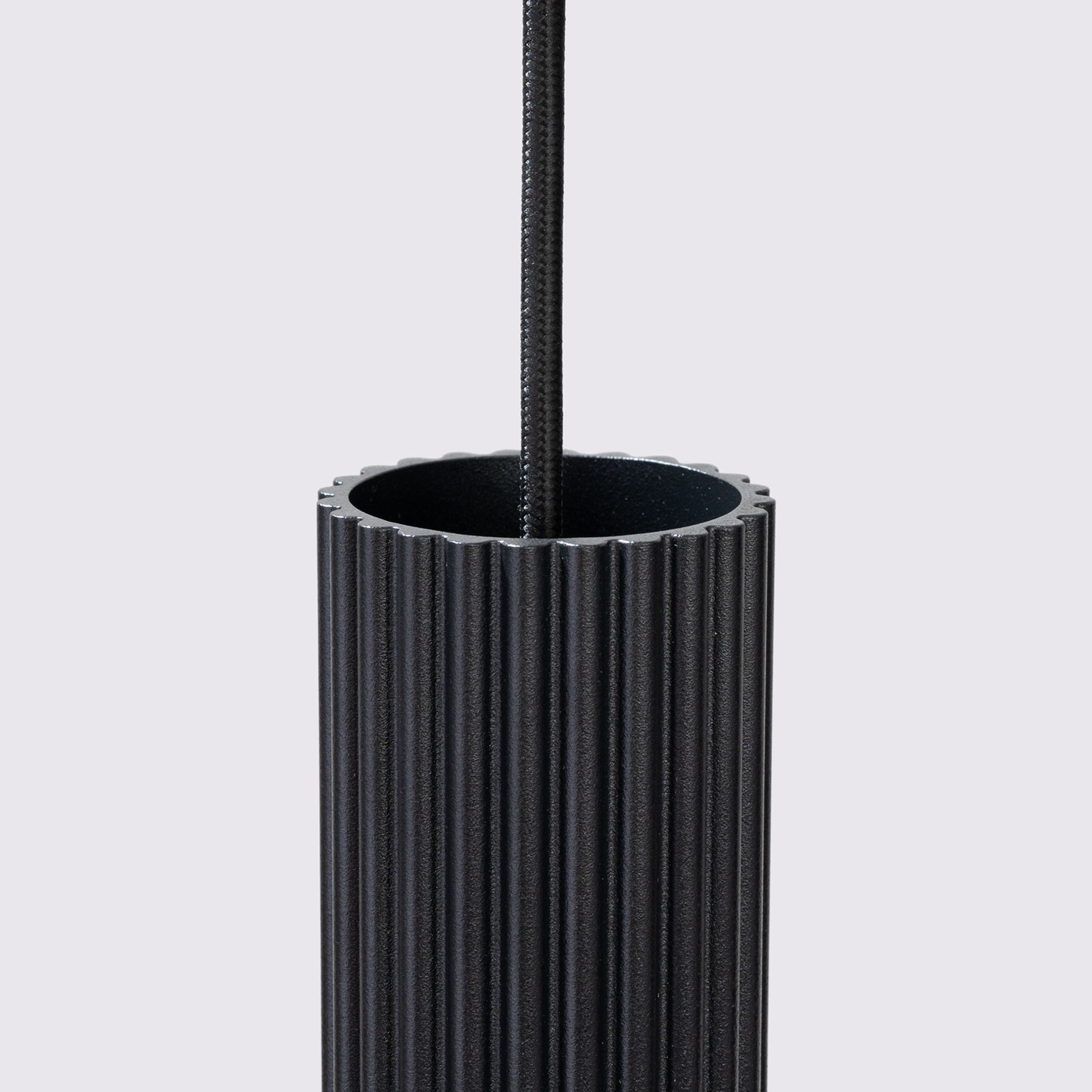 Lampa wisząca Karbon x3 czarna na okrągłej podsufitce