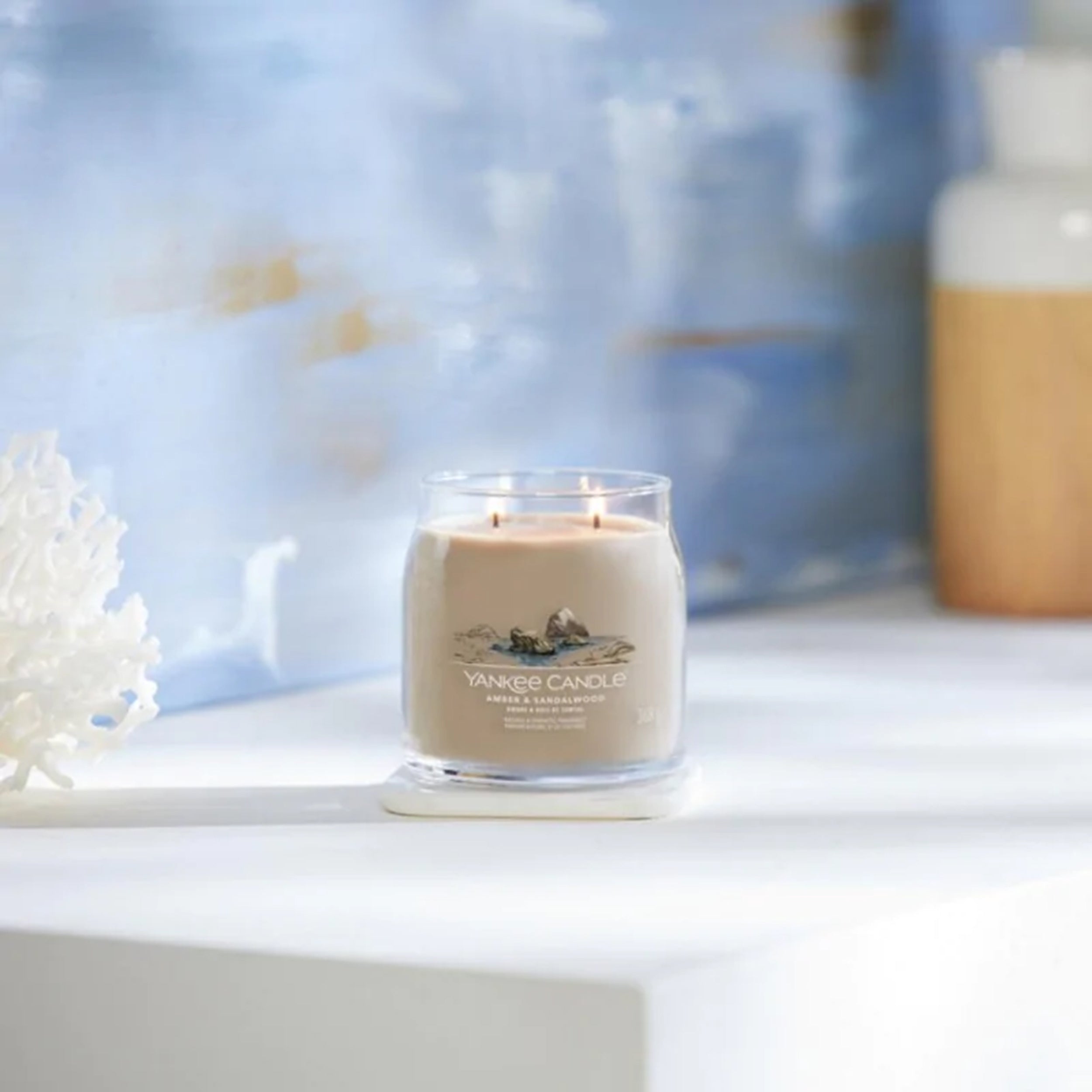 Świeca zapachowa Yankee Candle Amber & Sandalwood 368 g
