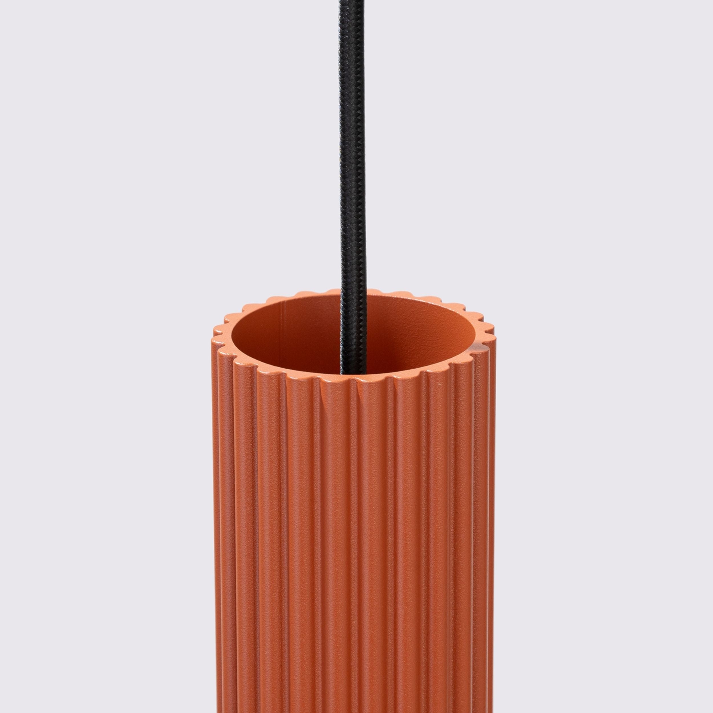 Lampa wisząca Karbon x3 ochra czerwona na okrągłej podsufitce