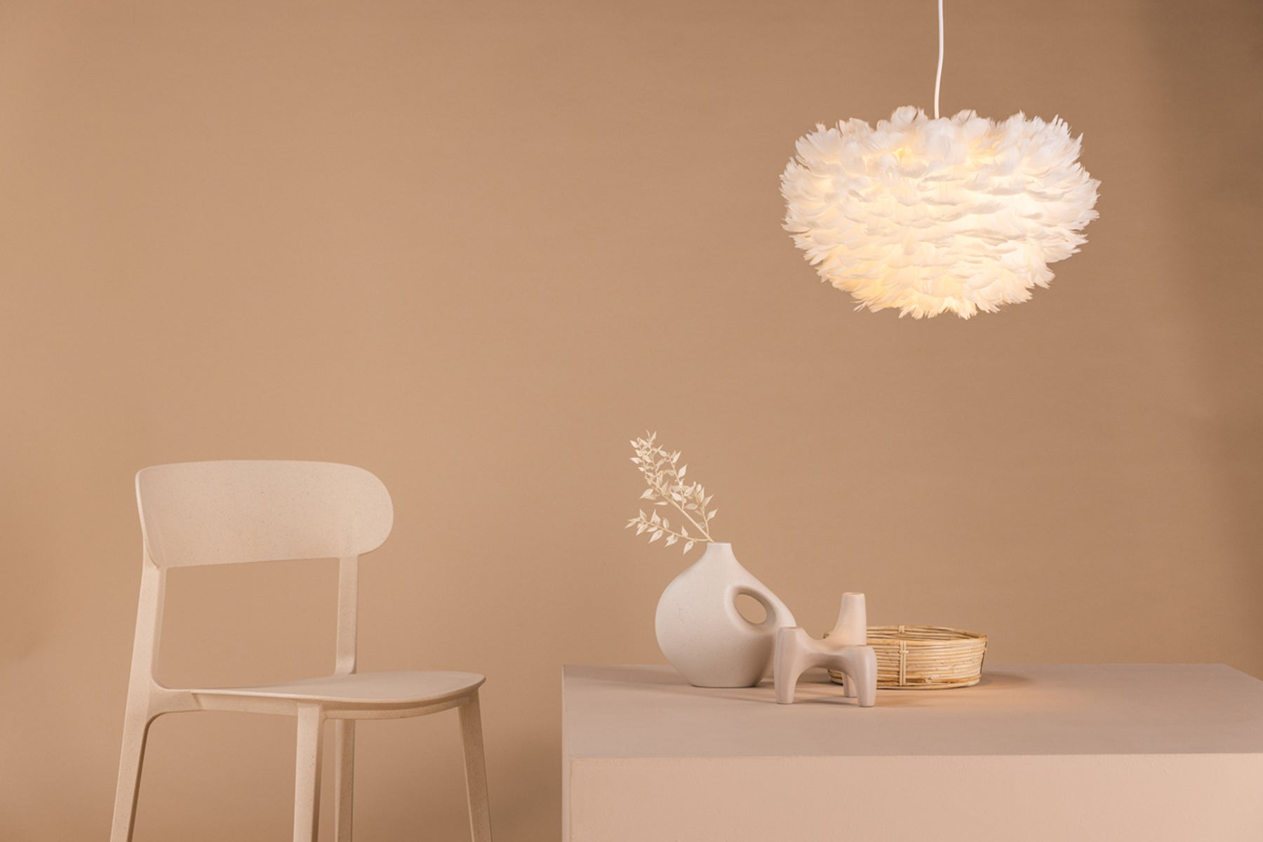 Lampa sufitowa Nicola średnica 45 cm białe pióra