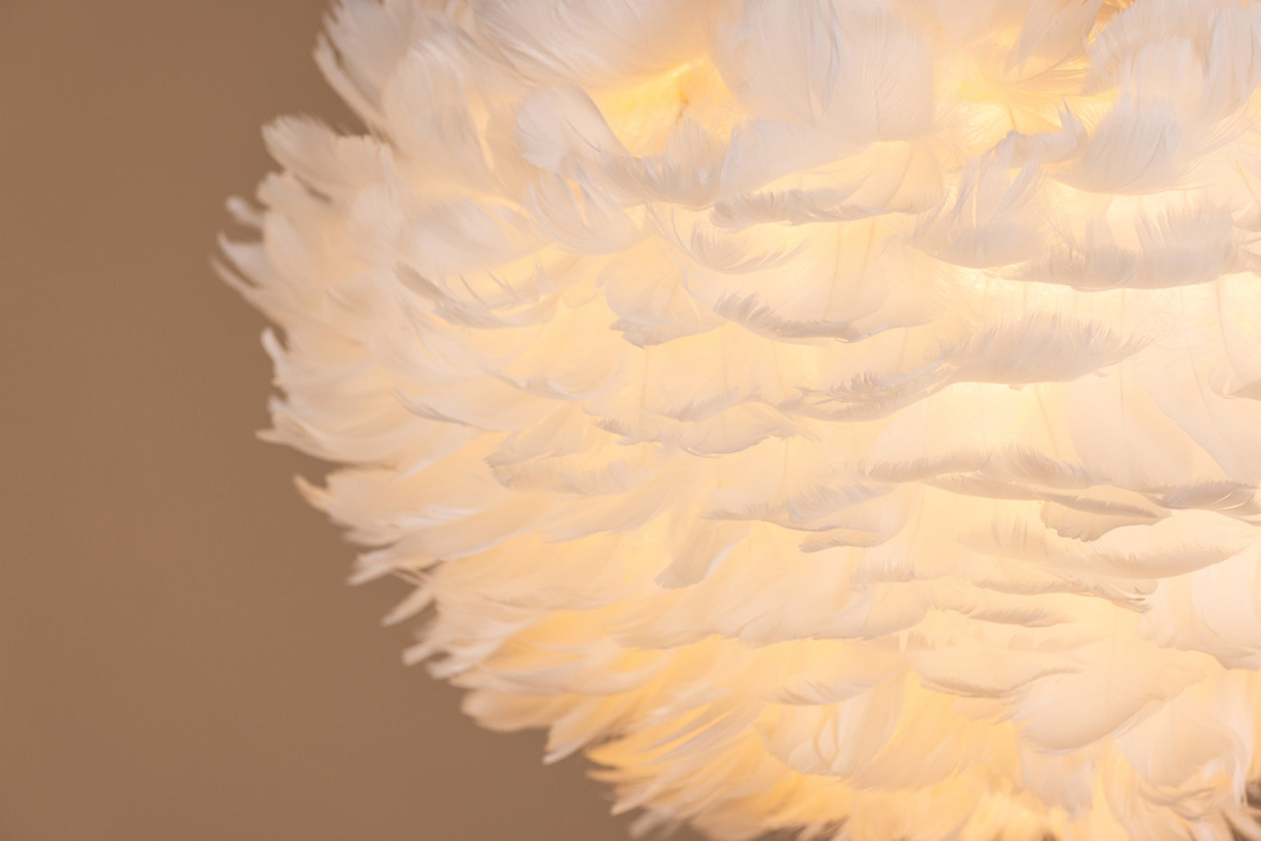 Lampa sufitowa Nicola średnica 45 cm białe pióra