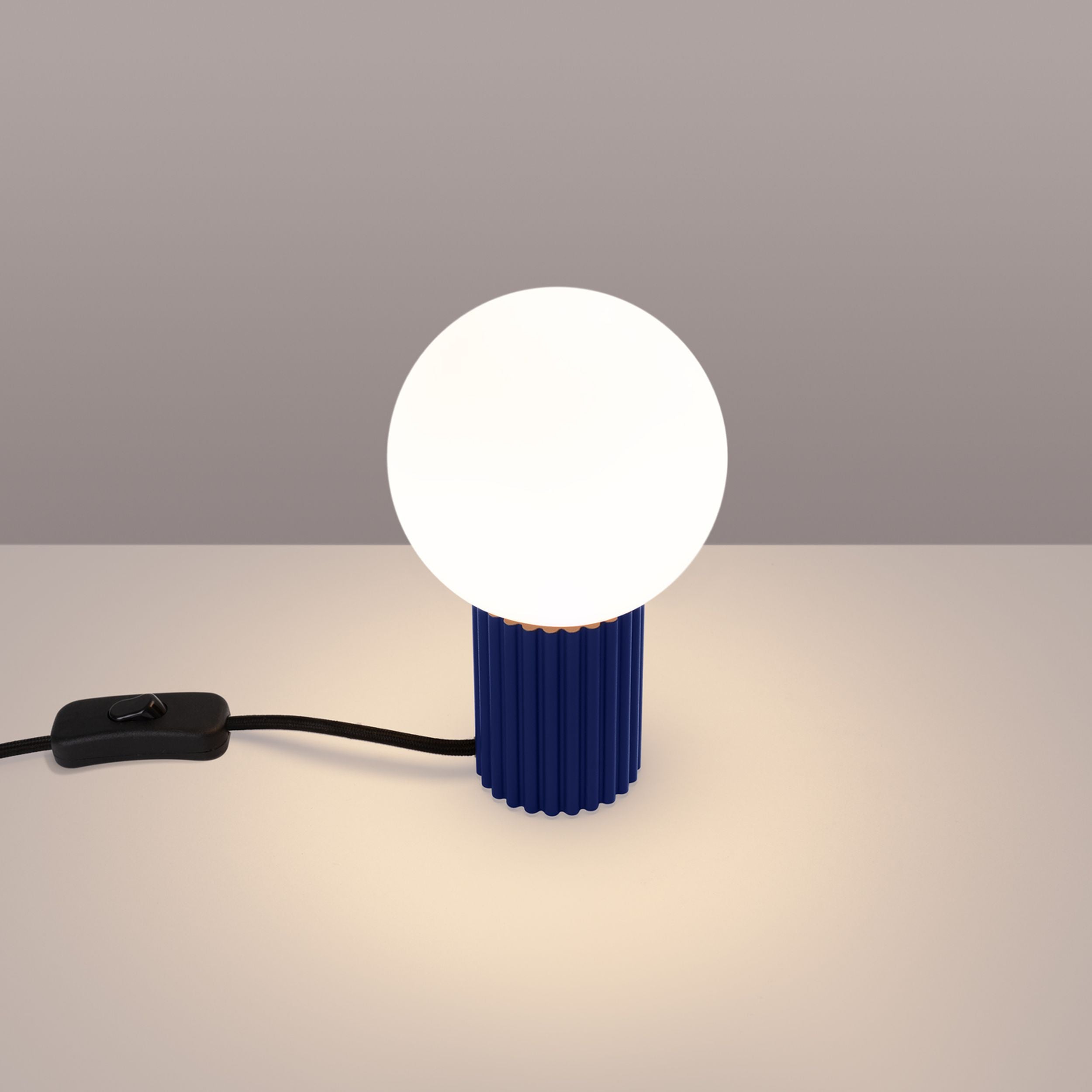 Lampa stołowa Halo ultramaryna