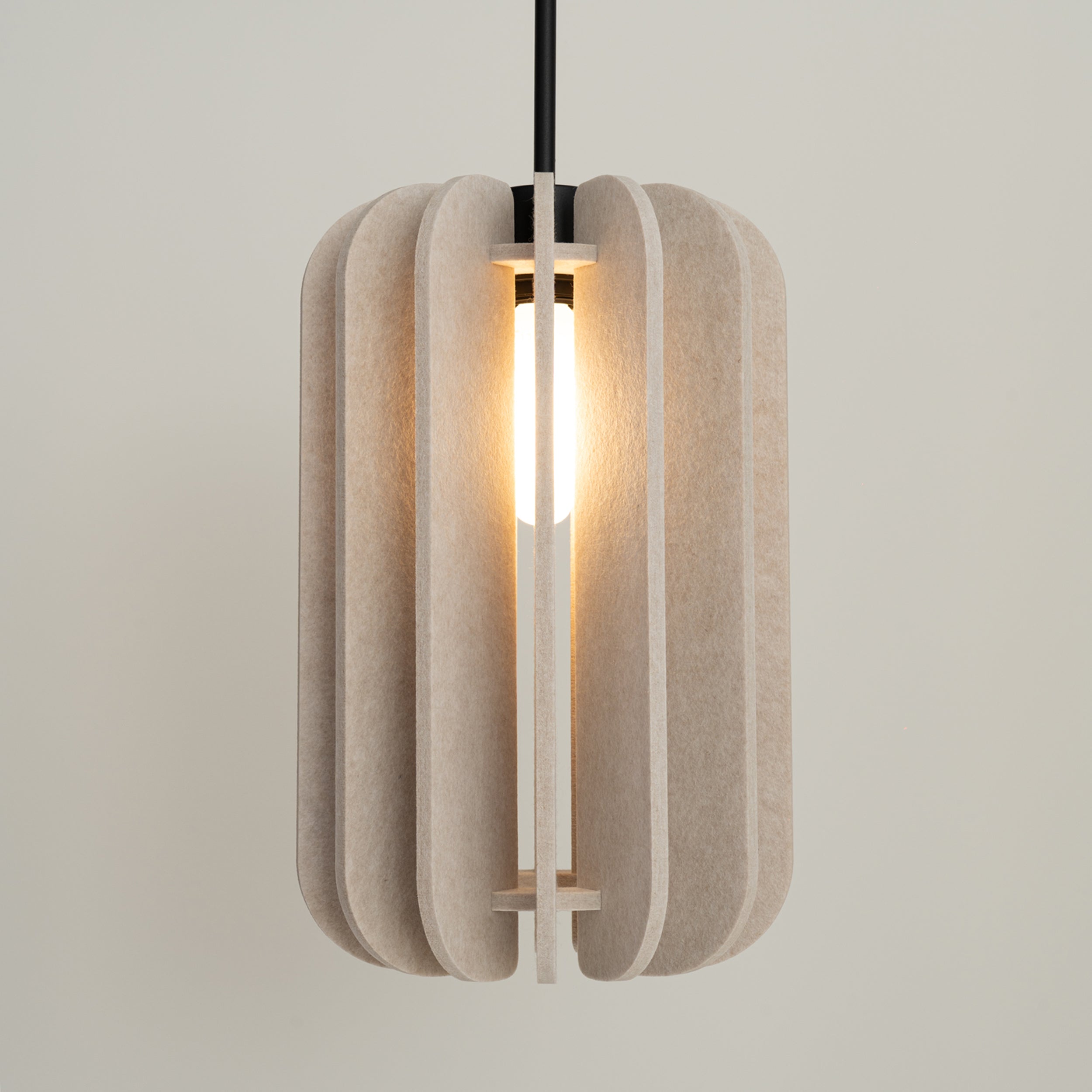 Lampa wisząca z filcu Mula 27 cm beżowa