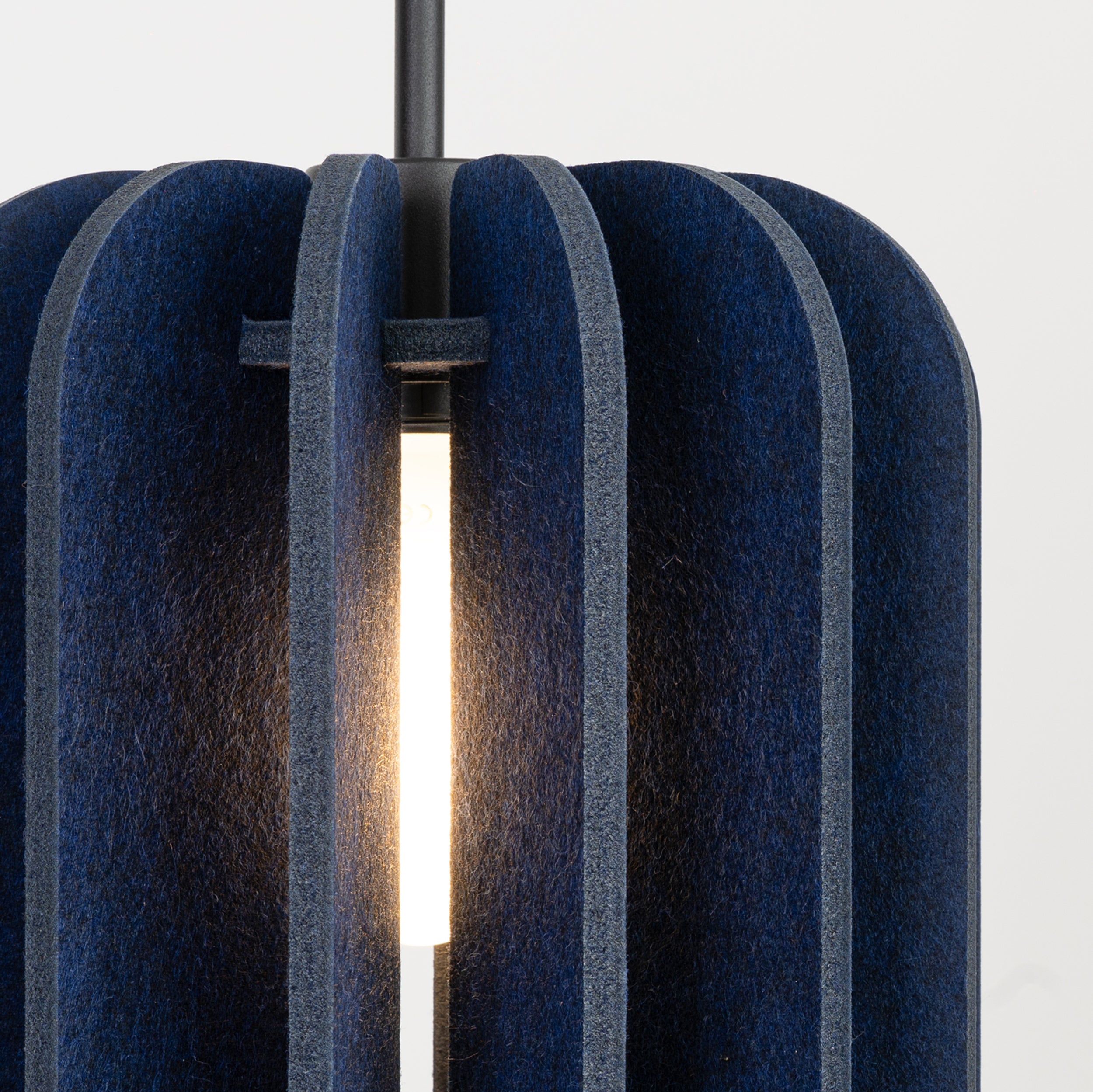 Lampa wisząca z filcu Mula 27 cm granatowa