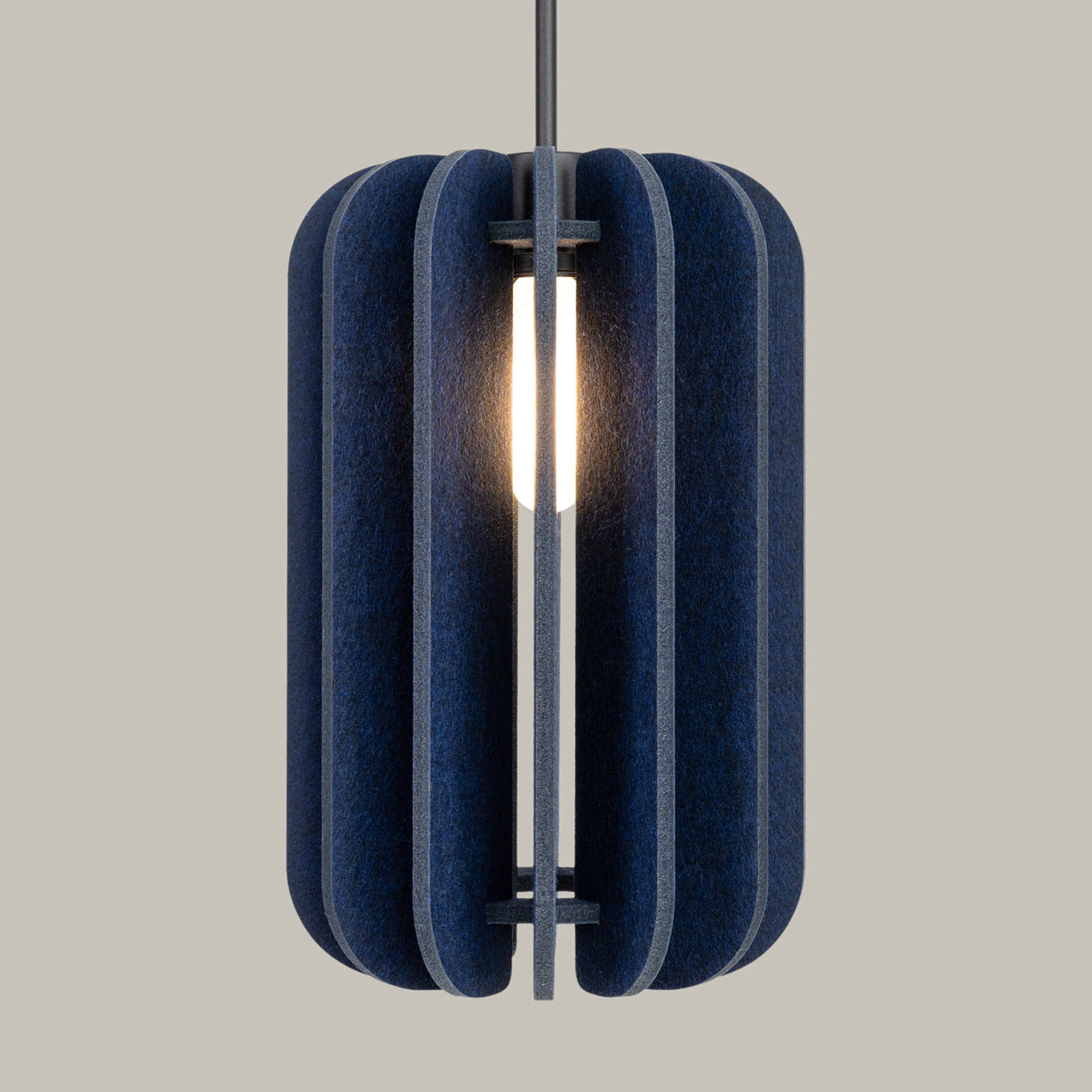 Lampa wisząca z filcu Mula 27 cm granatowa