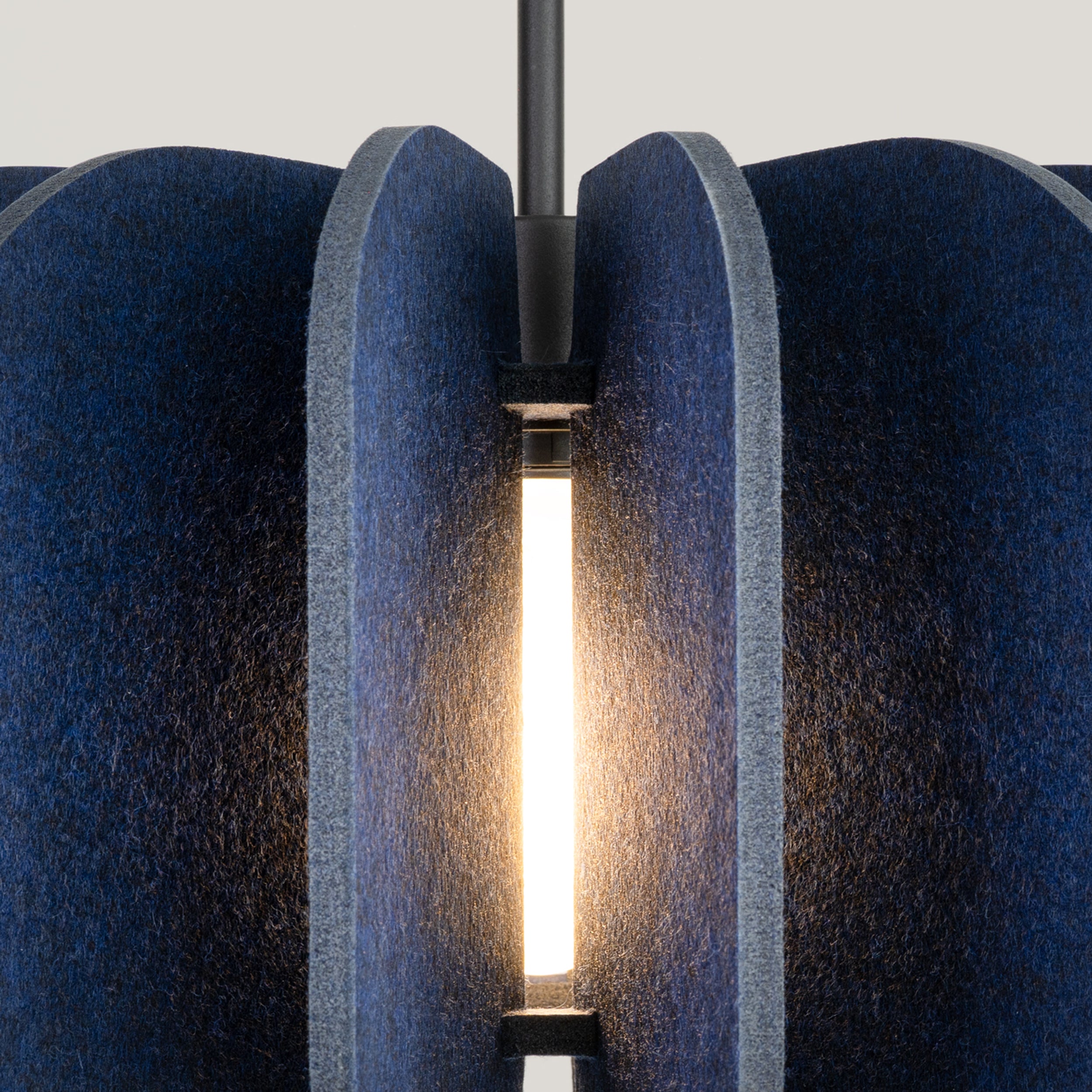 Lampa wisząca z filcu Mula 45 cm granatowa