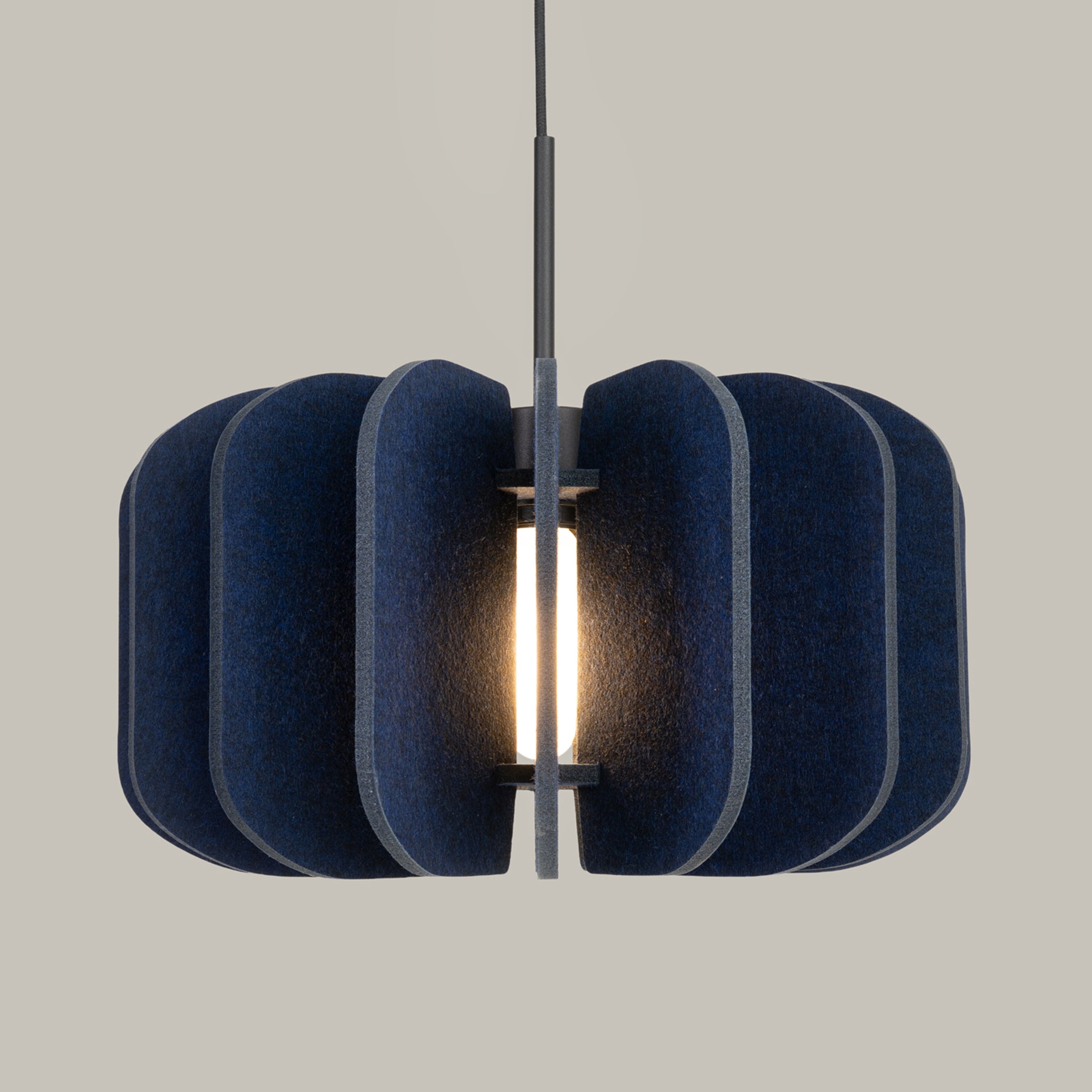 Lampa wisząca z filcu Mula 45 cm granatowa
