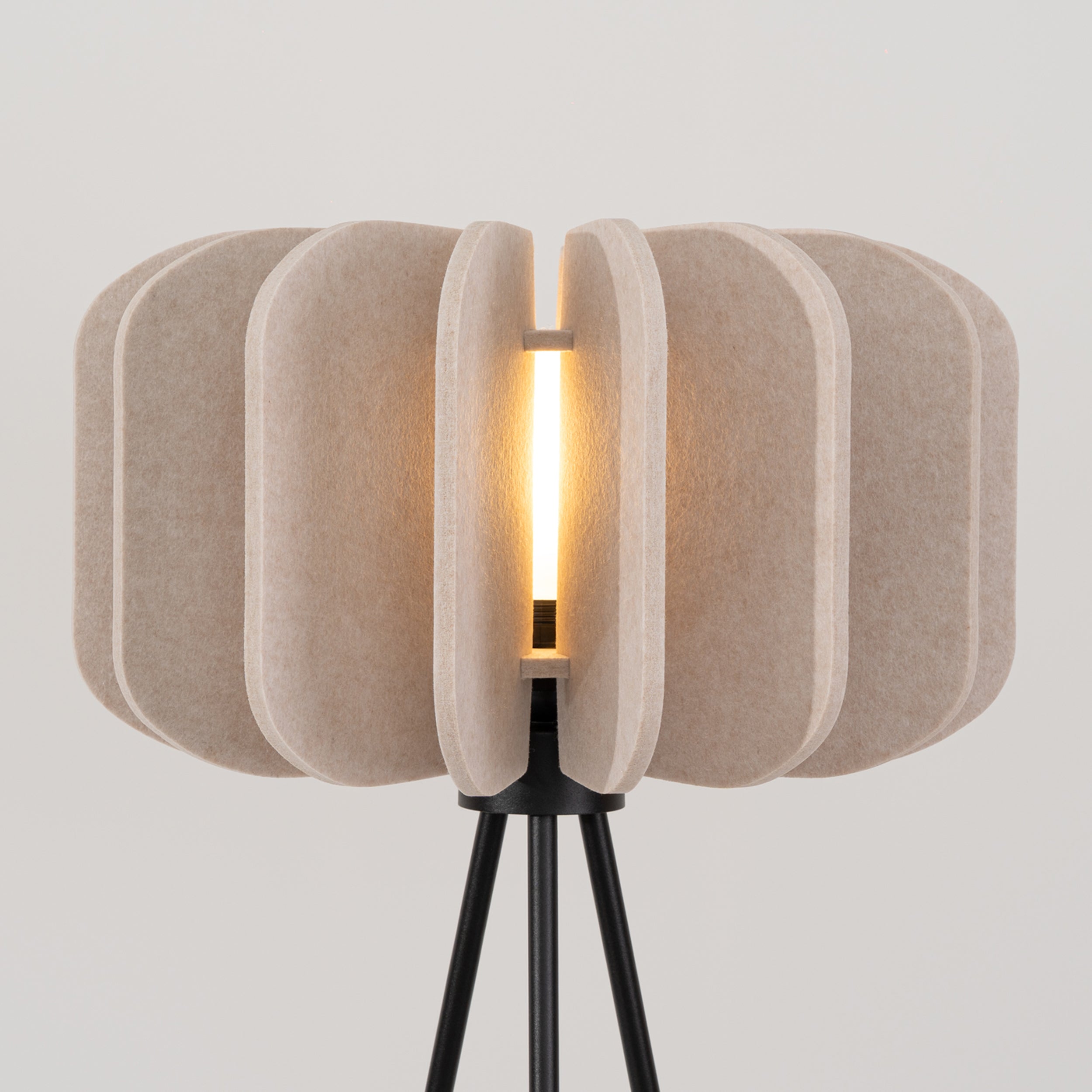 Lampa podłogowa z filcu Mula 45 cm beżowa