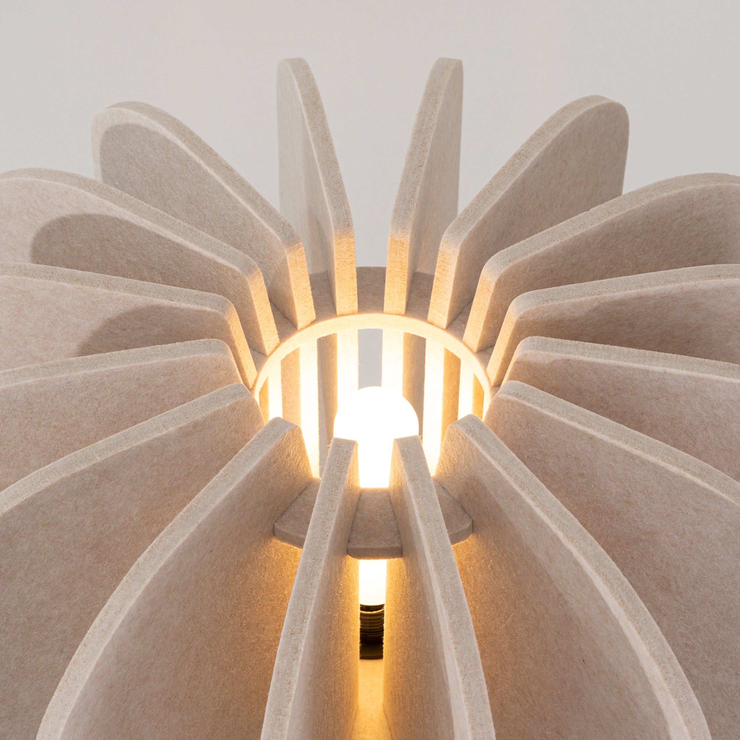 Lampa podłogowa z filcu Mula 45 cm beżowa