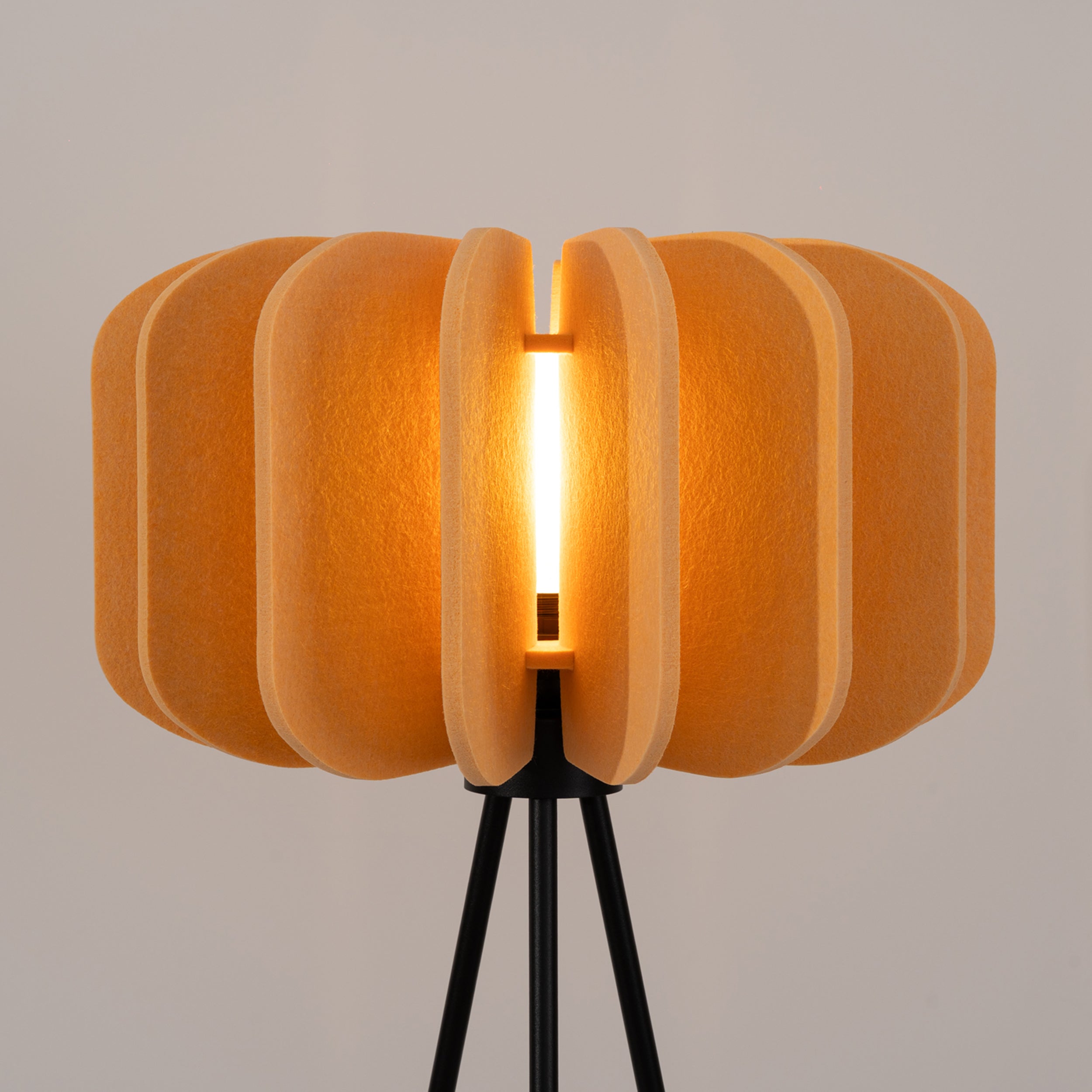Lampa podłogowa z filcu Mula 45 cm żółta