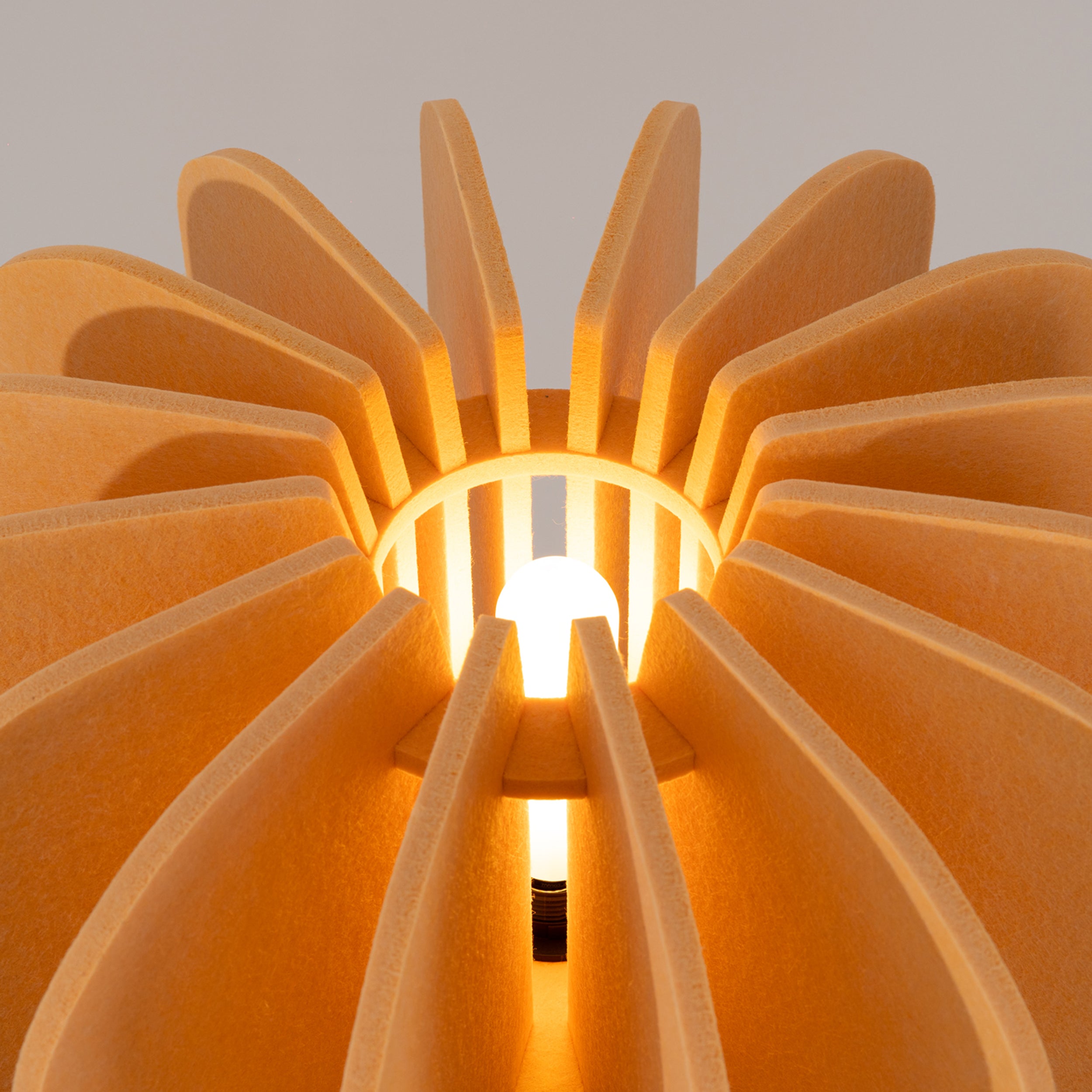 Lampa podłogowa z filcu Mula 45 cm żółta