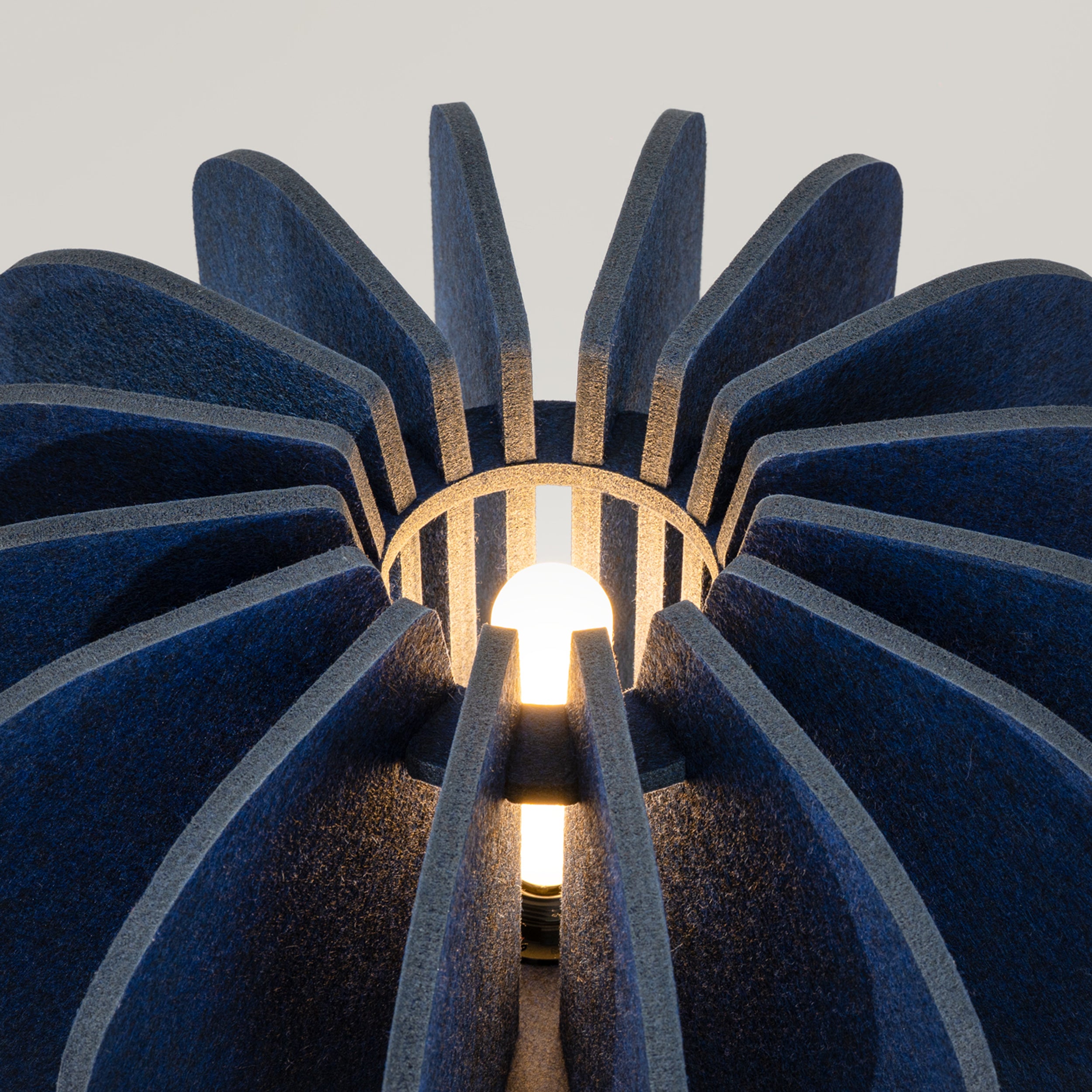 Lampa podłogowa z filcu Mula 45 cm granatowa