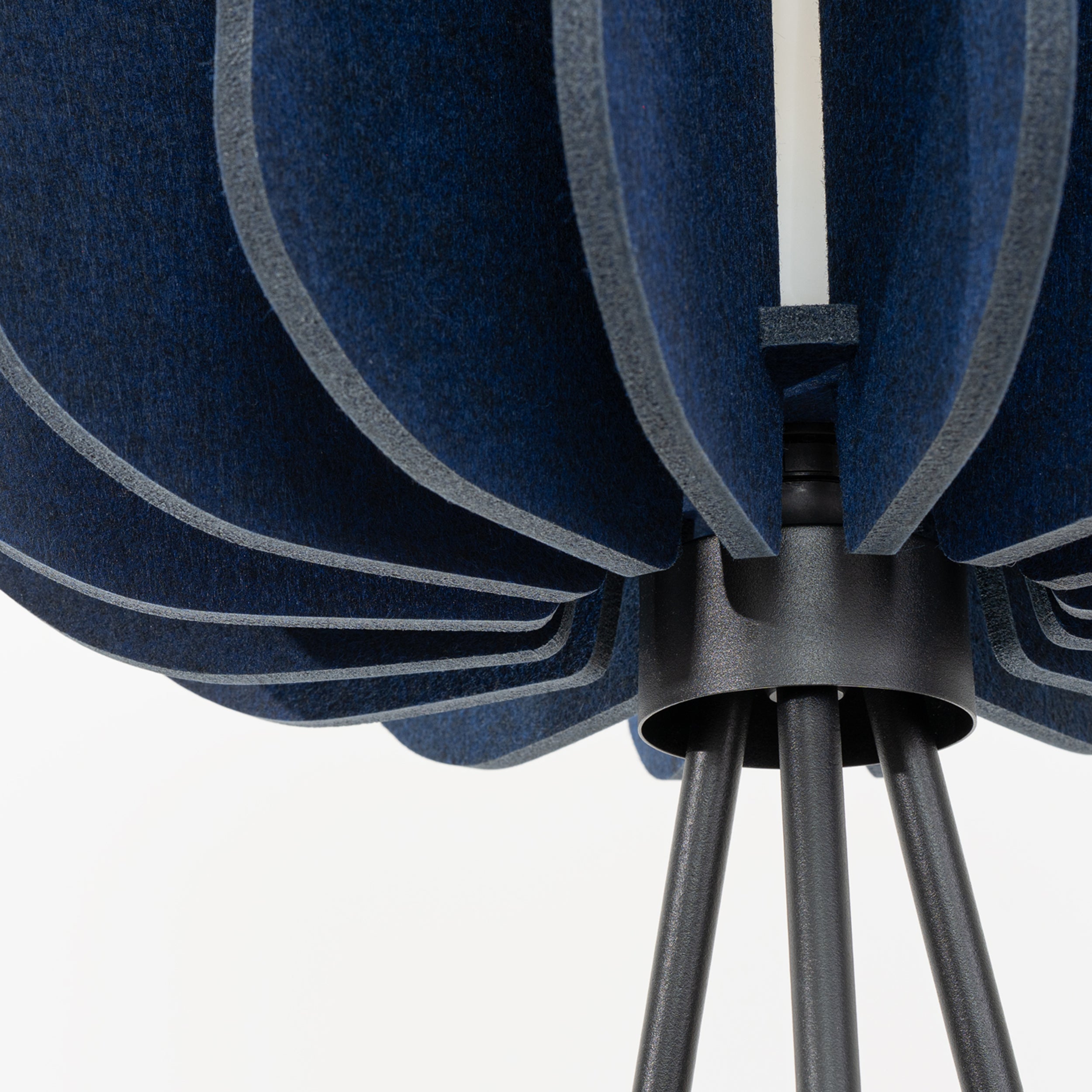 Lampa podłogowa z filcu Mula 45 cm granatowa