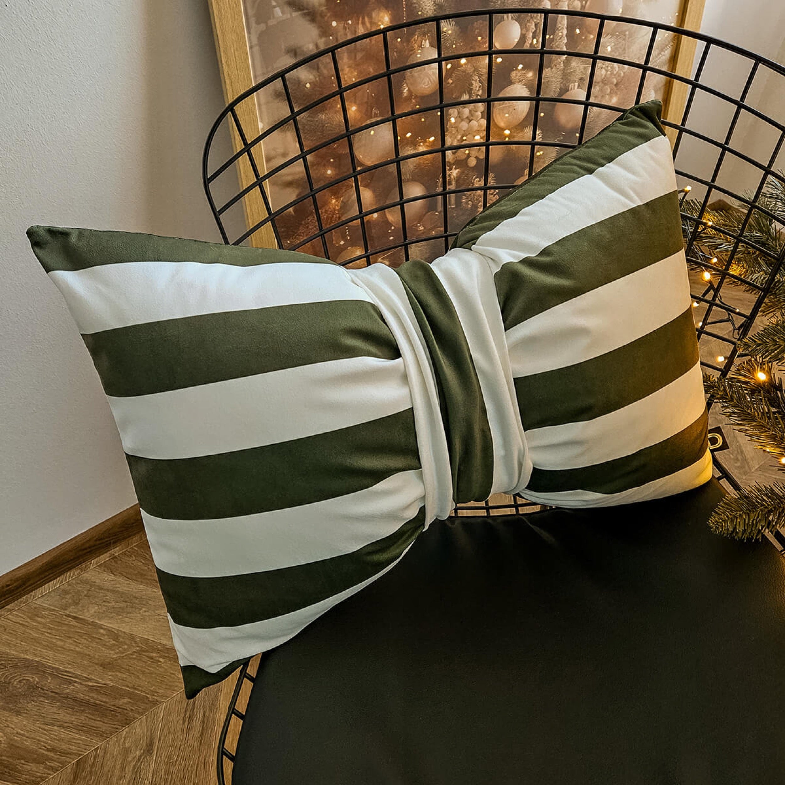 Poduszka XMAS 60x40 cm kokarda w paski zielona