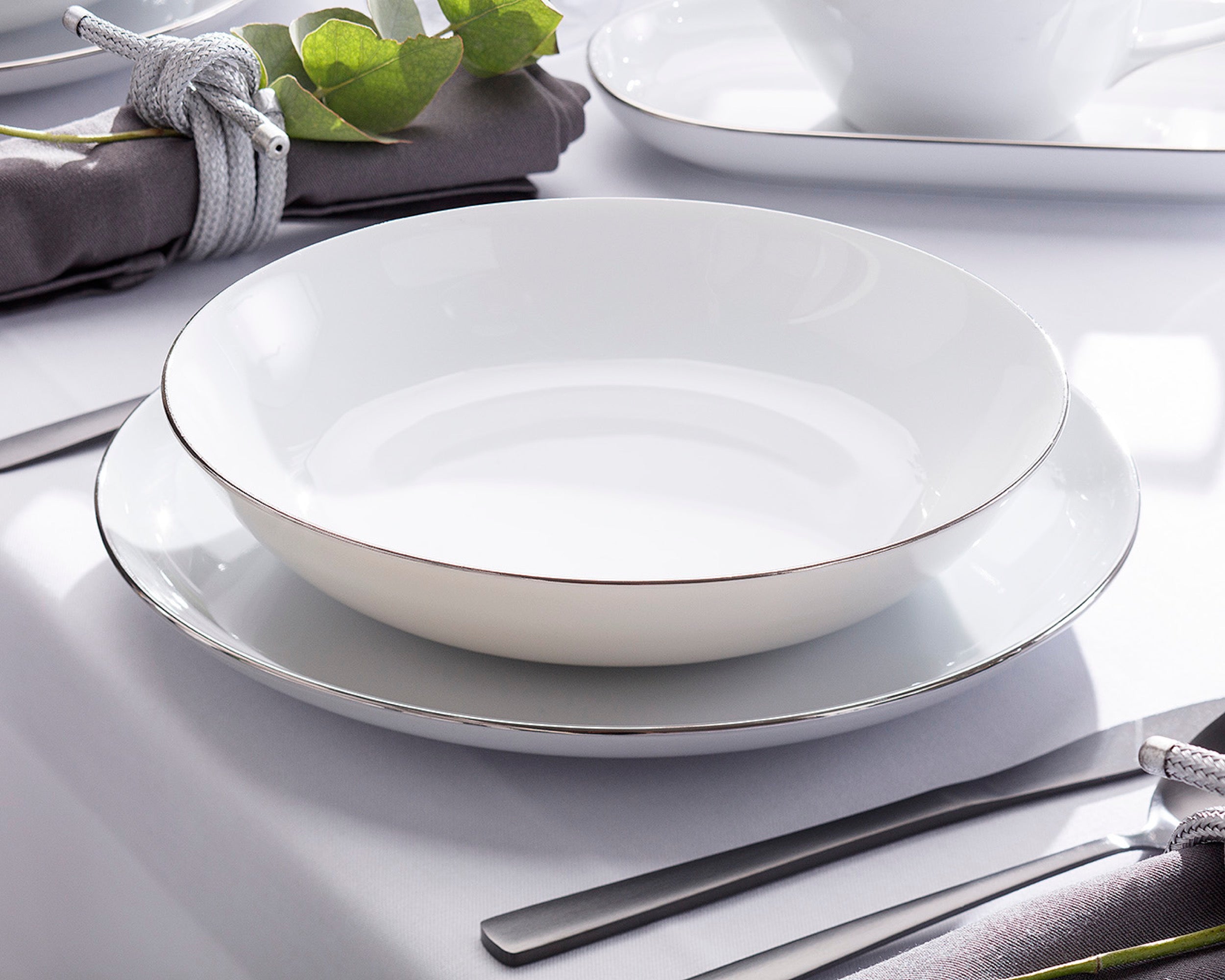 Serwis obiadowy porcelanowy dla 12 os. City biało-srebrne