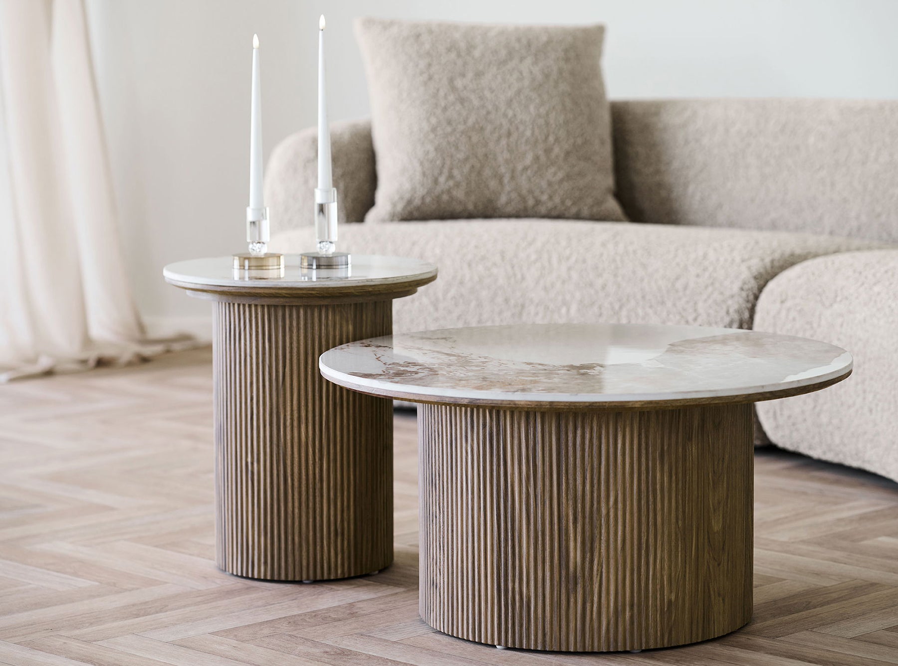 Stolik kawowy Athens okrągły 45 cm z okrągłą podstawą lamele jasny orzech ceramiczny blat