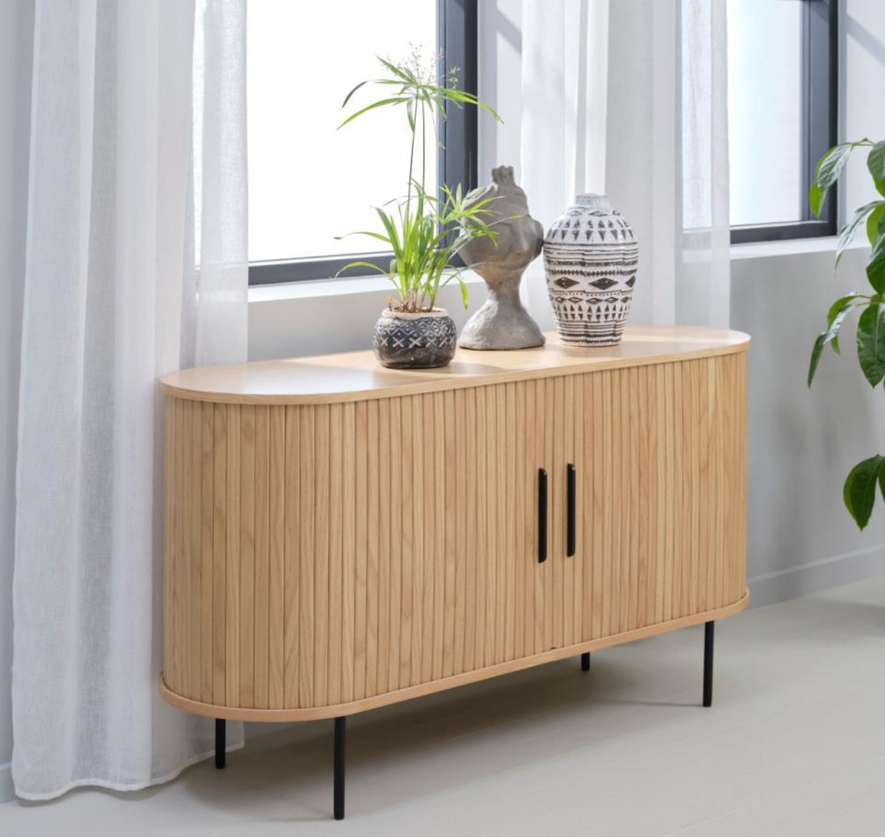 Komoda Gativel 140x76 cm lamele dąb naturalny