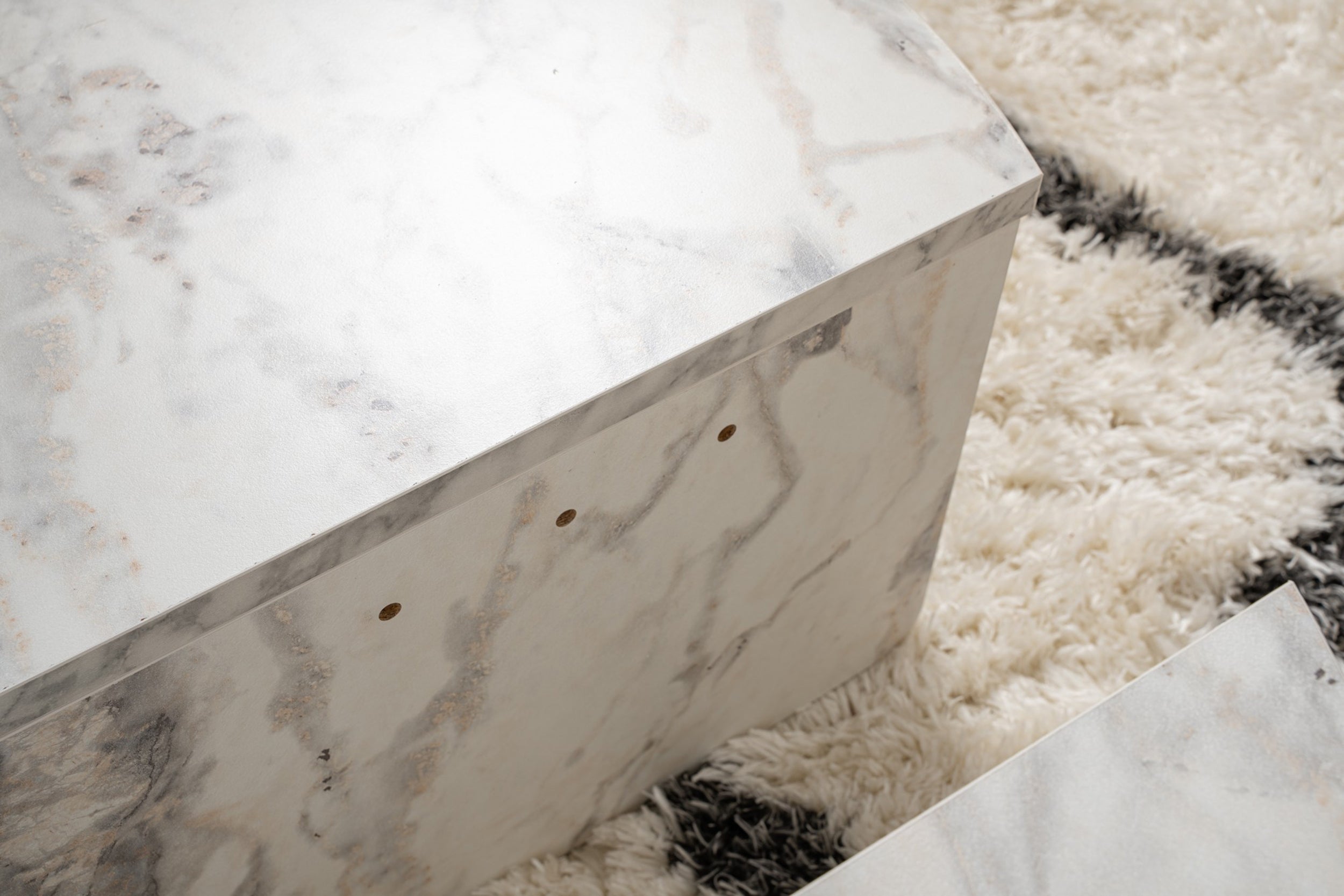 Stolik kawowy Hypnesse o nieregularnym kształcie biały marmur