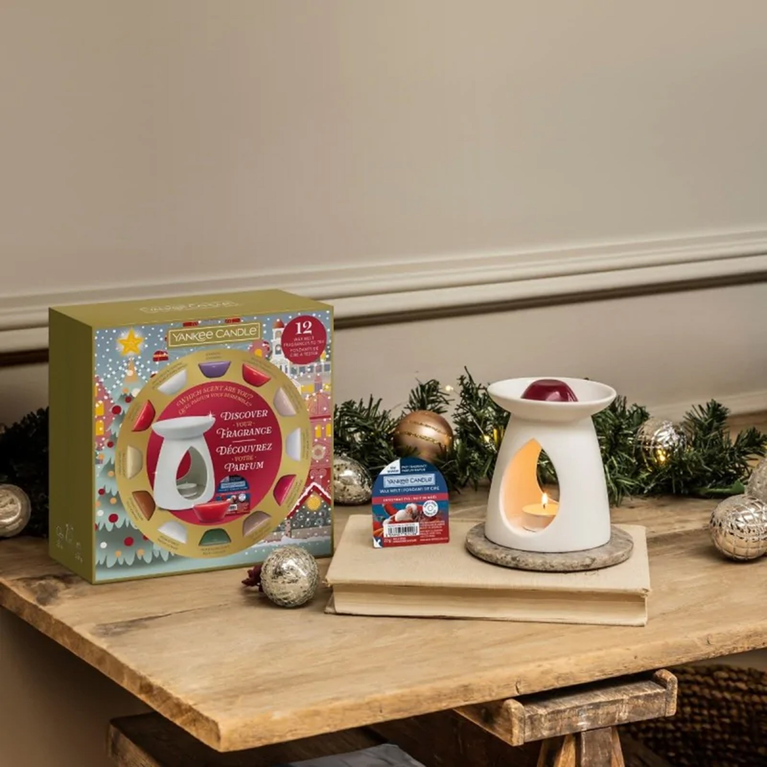 Zestaw prezentowy Yankee Candle Passport To The Holidays kominek i 12 wosków