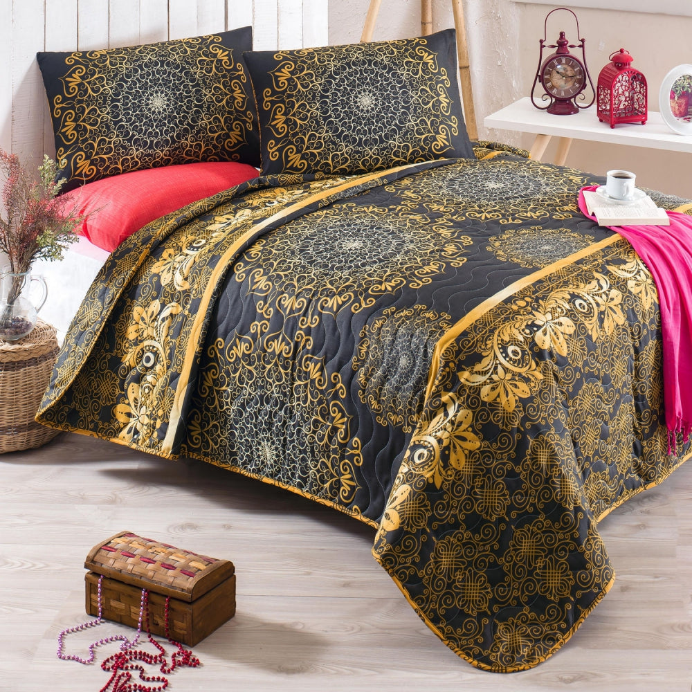 Narzuta Golden 200x220 cm z dwiema poszewkami na poduszki 50x70 cm czarna w złote wzory