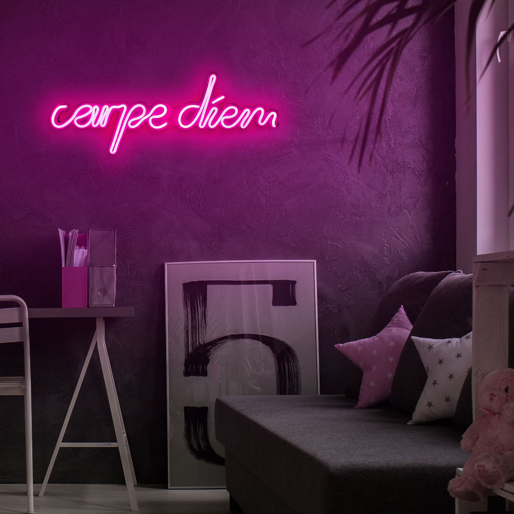 Neon na ścianę Letely z napisem Carpe Diem różowy