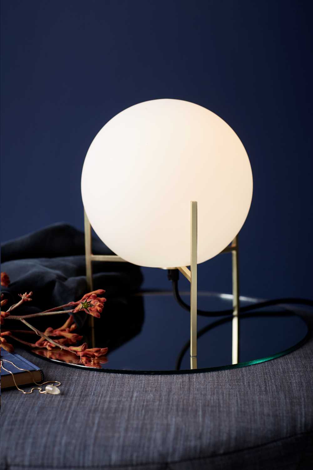 Lampa stołowa Alton mlecznobiałe szkło na złotej podstawie