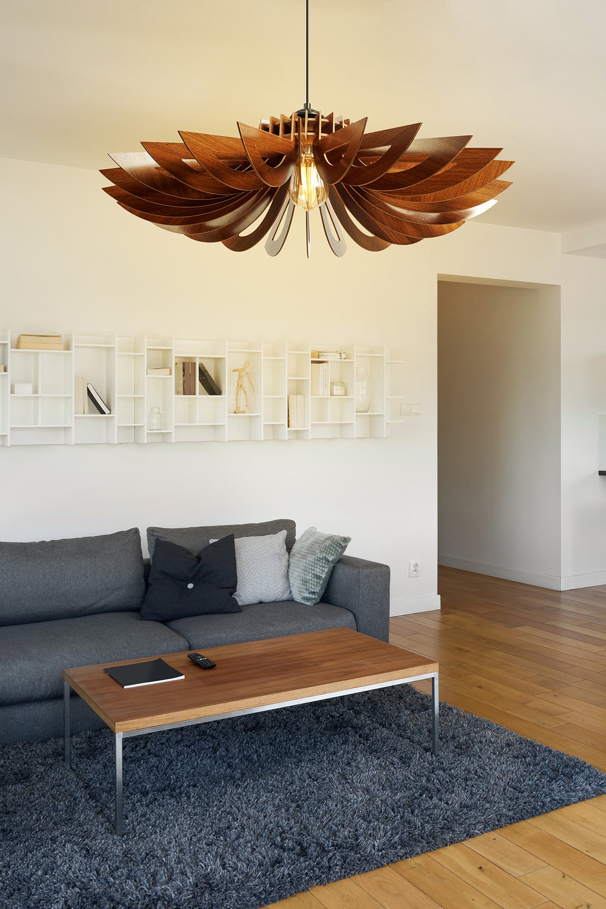 Lampa wisząca Monoveng średnica 52 cm orzech