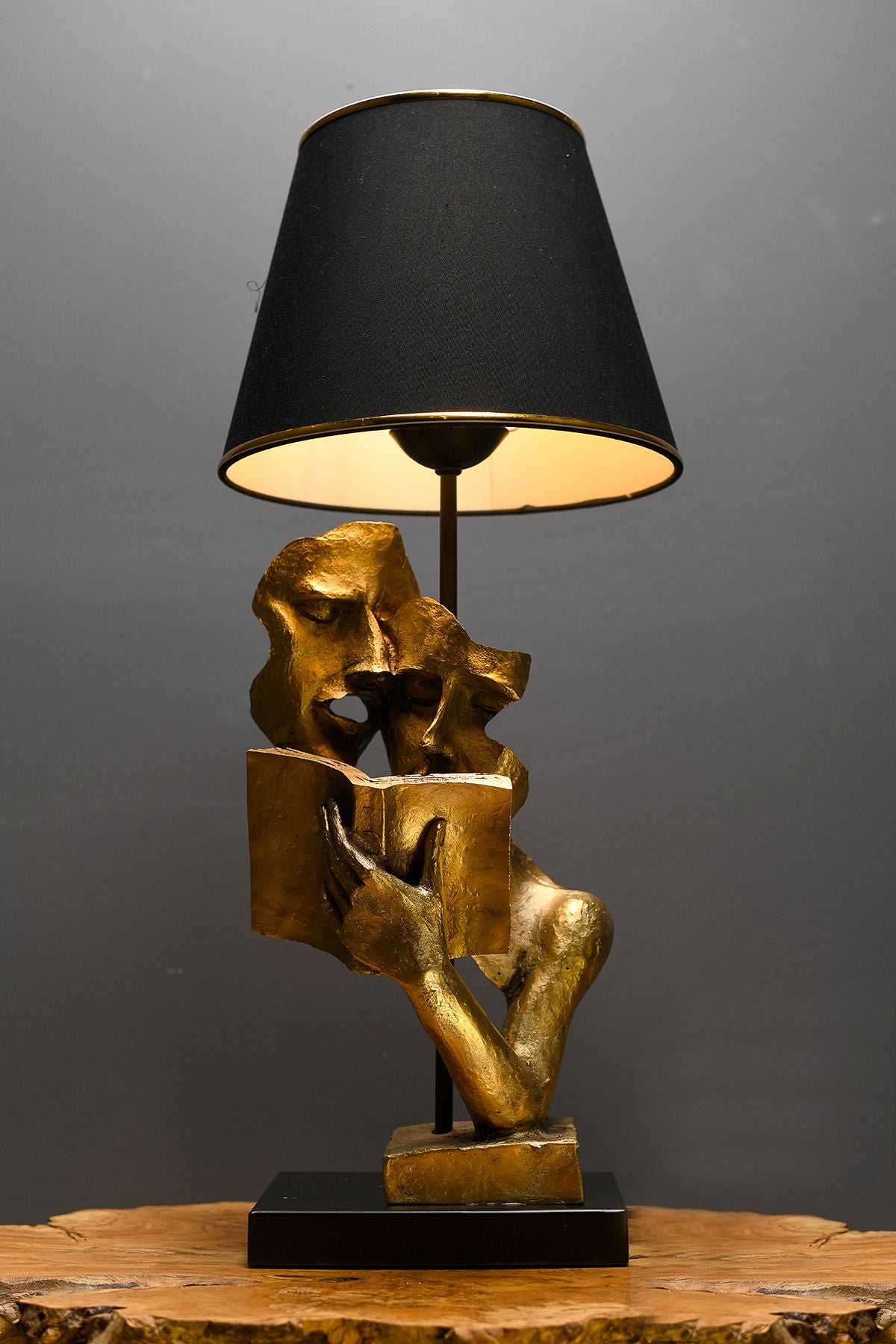 Lampa stołowa Foredly złota z czarnym kloszem
