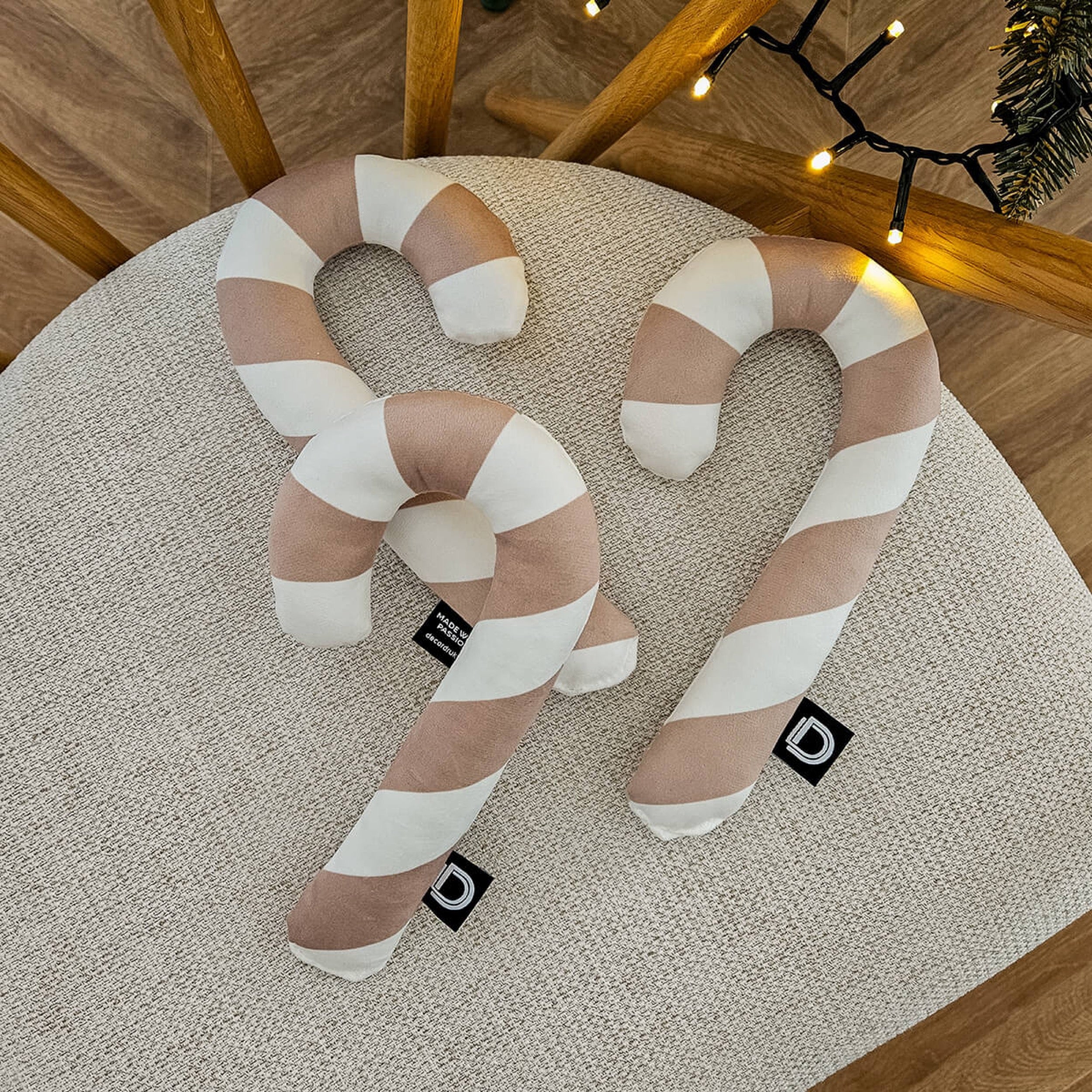 Poduszka XMAS 24 cm piaskowa laska cukrowa