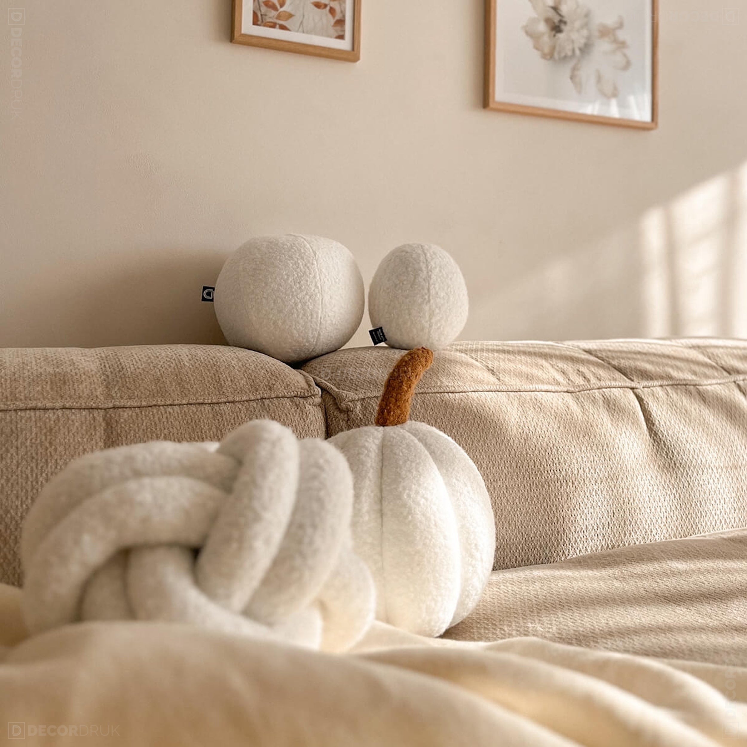 Poduszka dekoracyjna Soft Loop piłeczka 30 cm biała