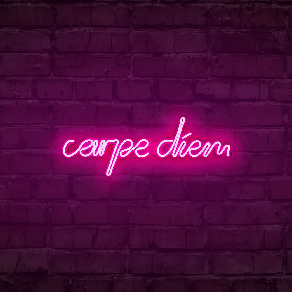 Neon na ścianę Letely z napisem Carpe Diem różowy