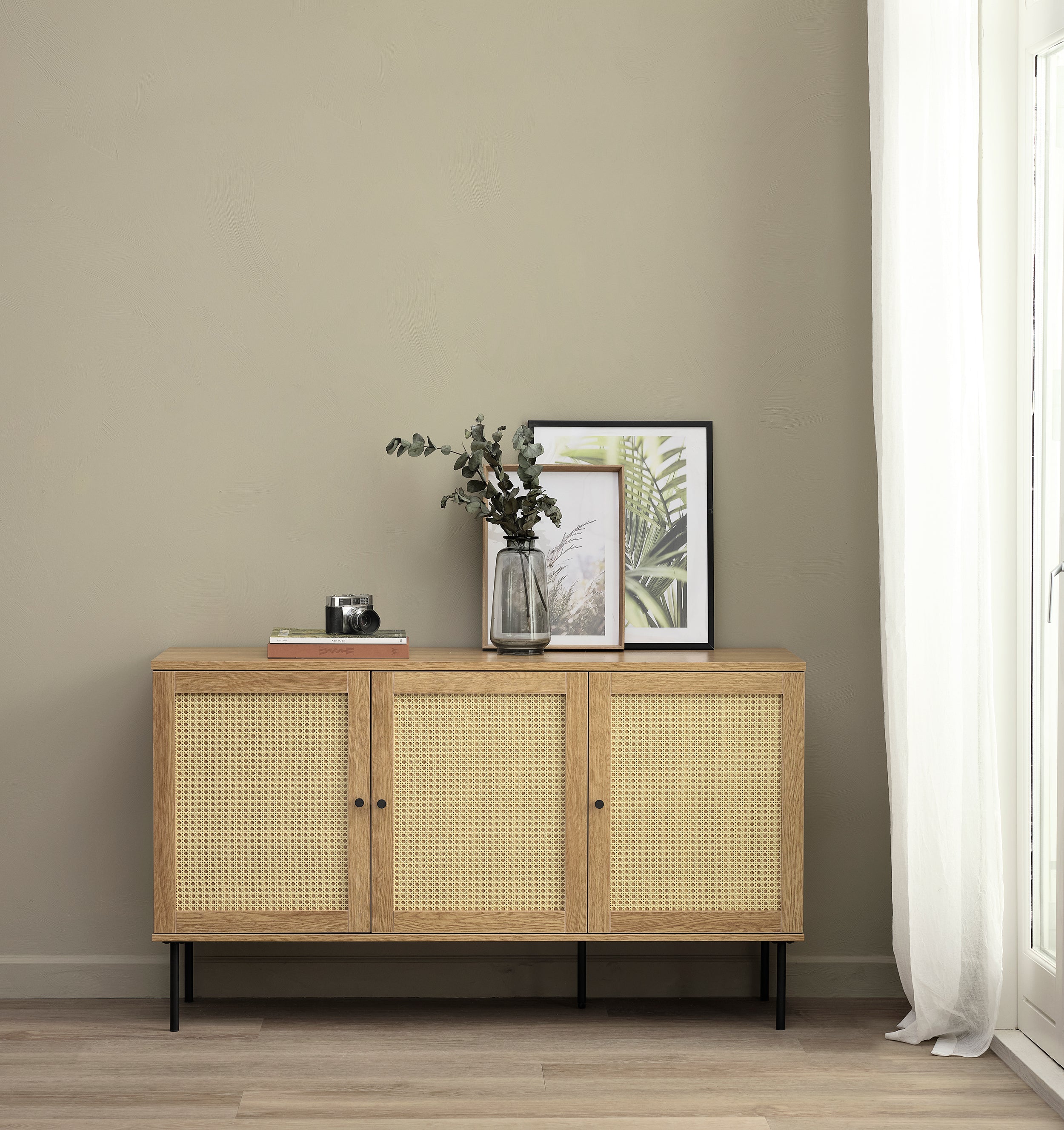 Komoda trzydrzwiowa Mogest beżowa plecionka boho