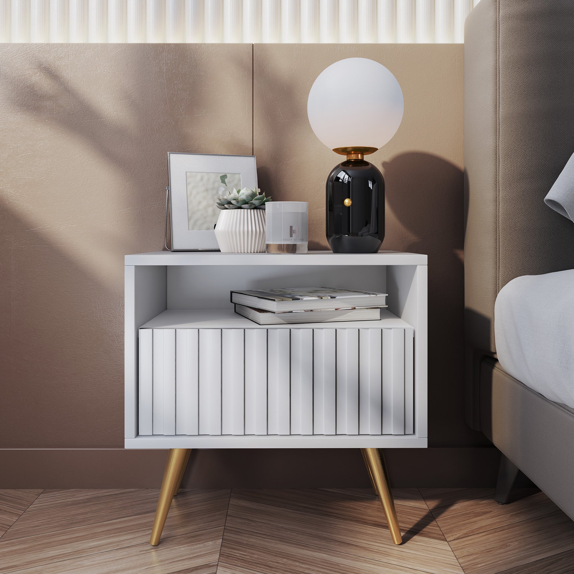 Szafka nocna Bello z szufladą z lamelowym frontem biała ze złotymi nogami