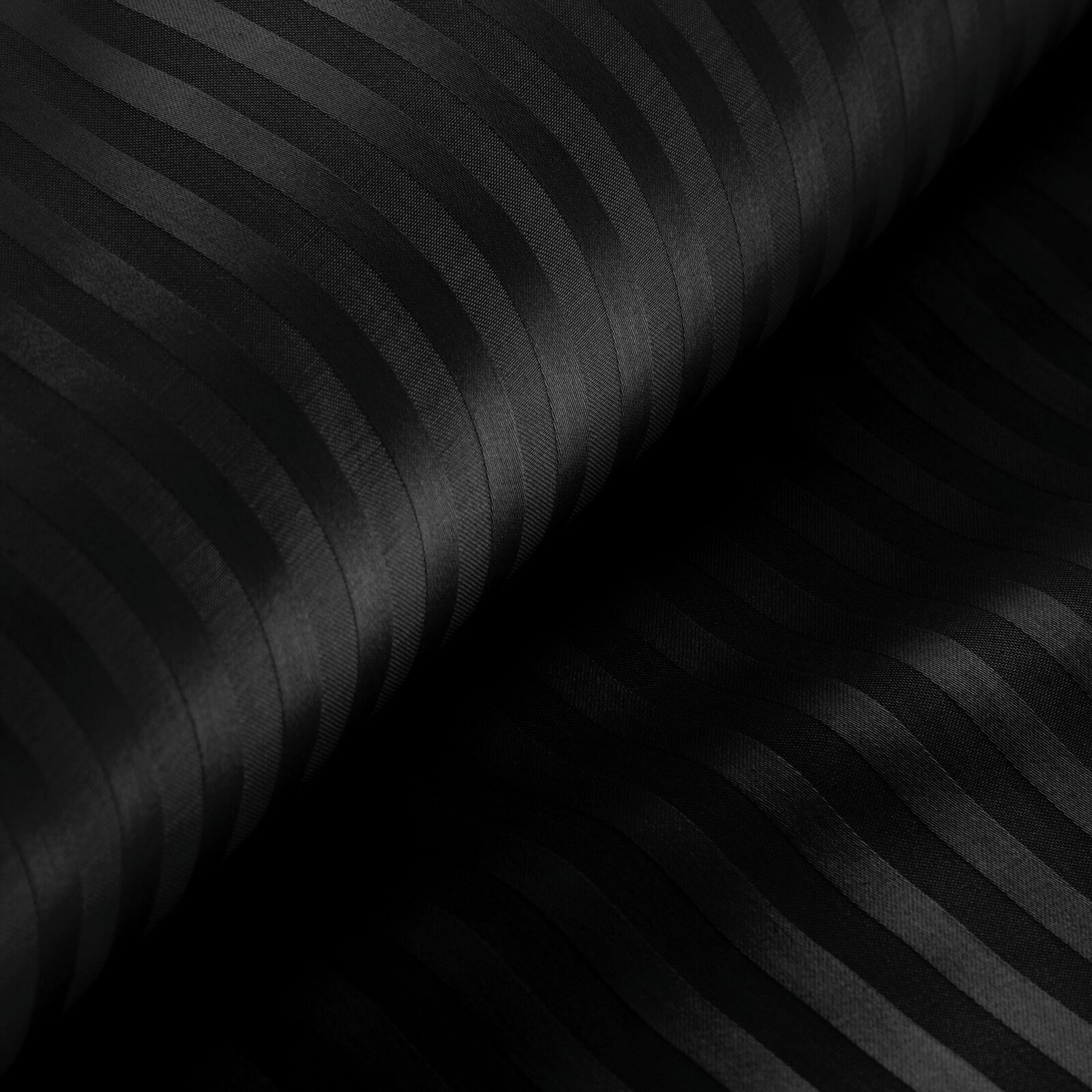 Komplet pościeli satynowej Vera 200x220 cm z dwiema poszewkami na poduszkę 70x80 cm czarny